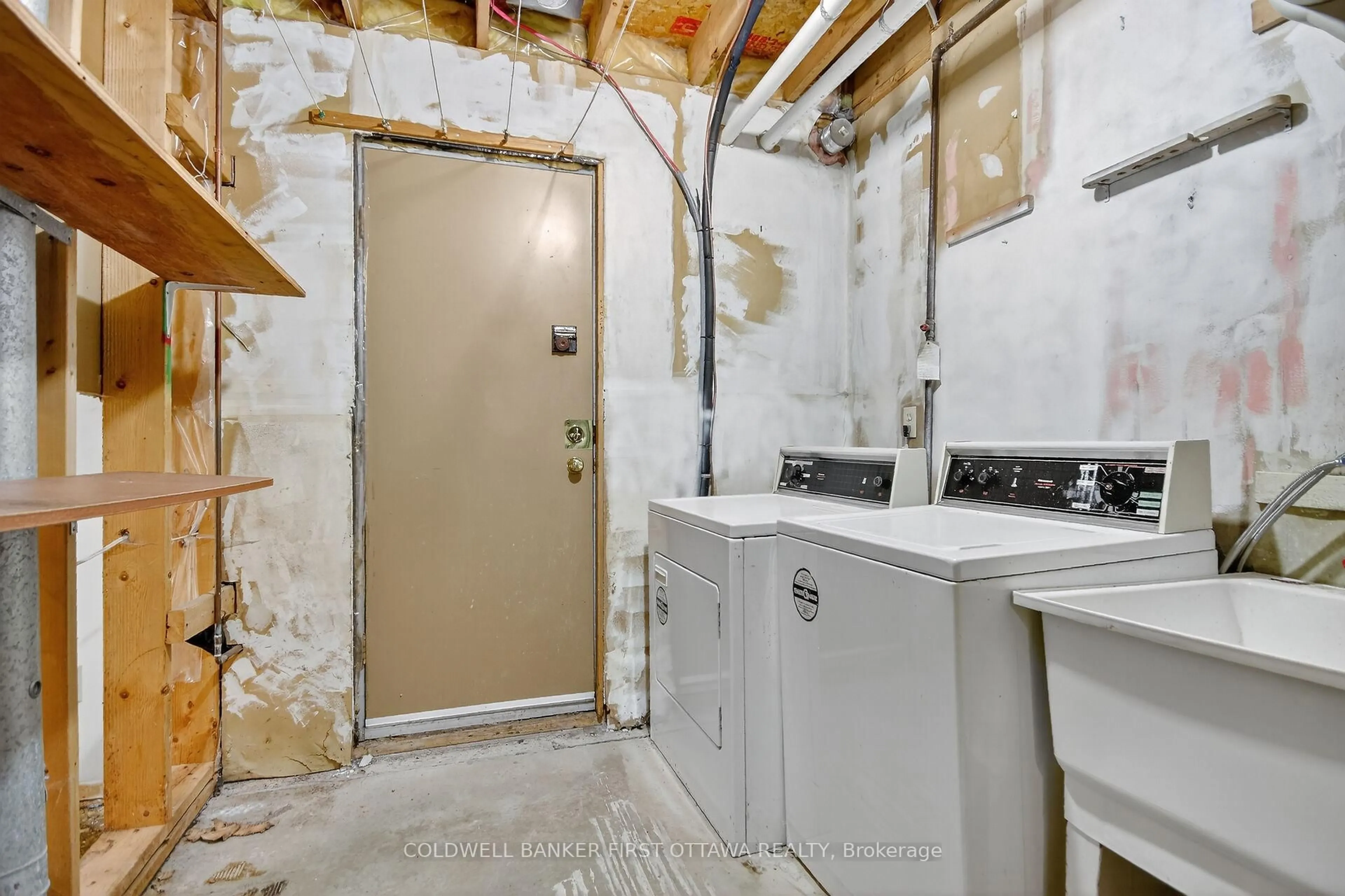 Standard bathroom, ceramic/tile floor for 4 Marielle Crt, Ottawa Ontario K2B 8P4