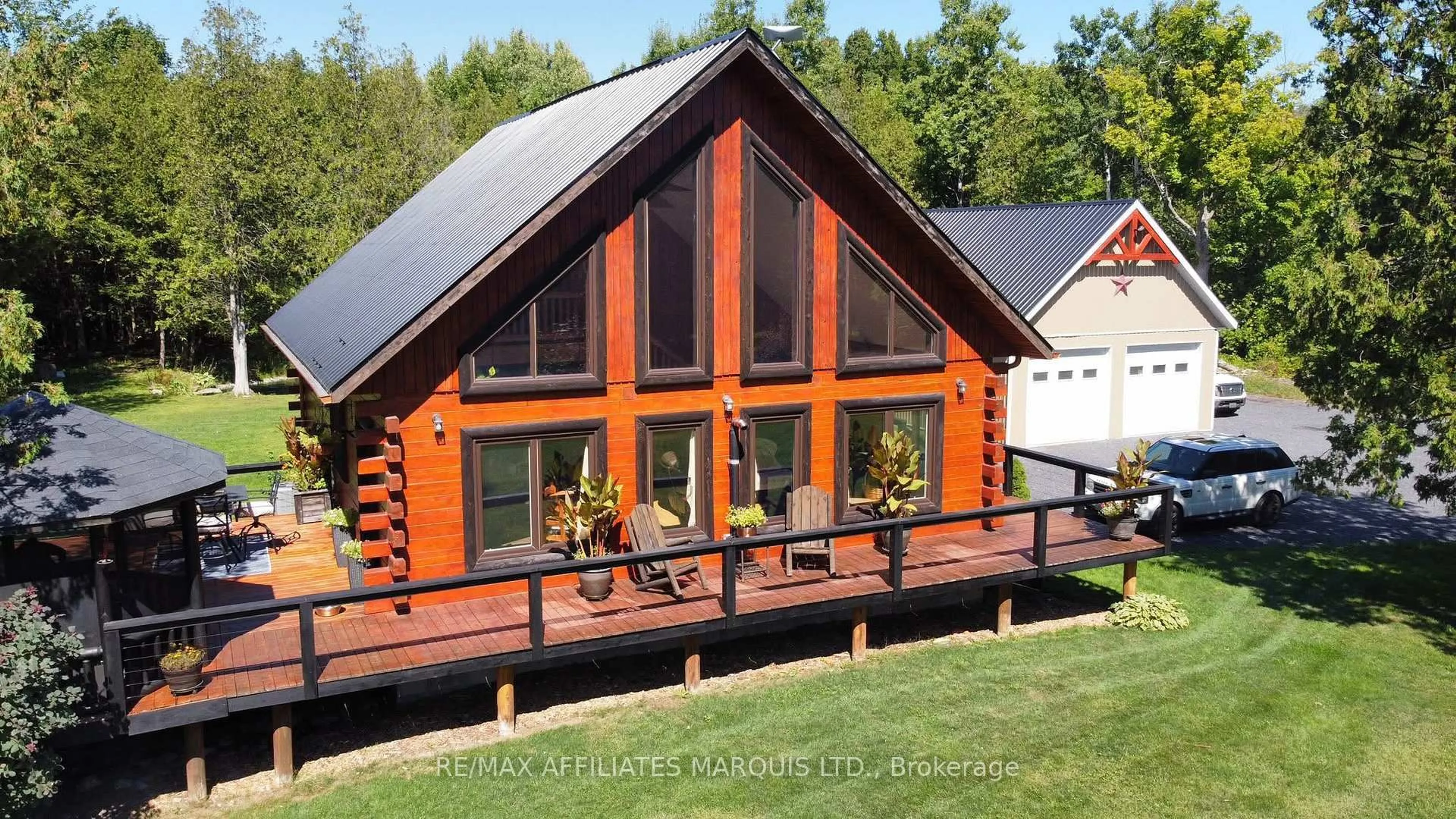 Home with vinyl exterior material, building for 20611 County Rd 25 Rd, South Glengarry Ontario K0C 1L0
