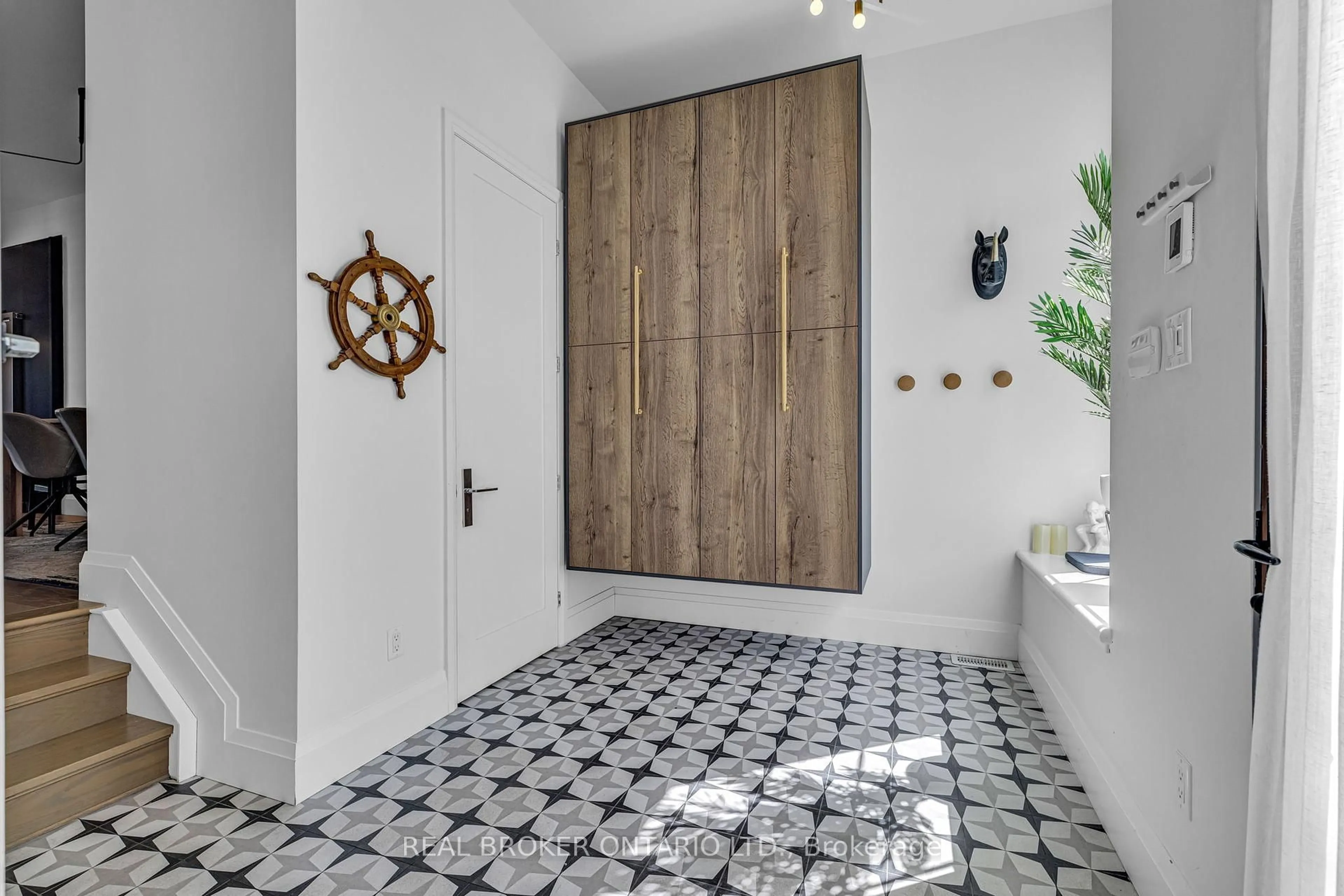 Indoor entryway for 287 Dovercourt Ave, Ottawa Ontario K1Z 7H4