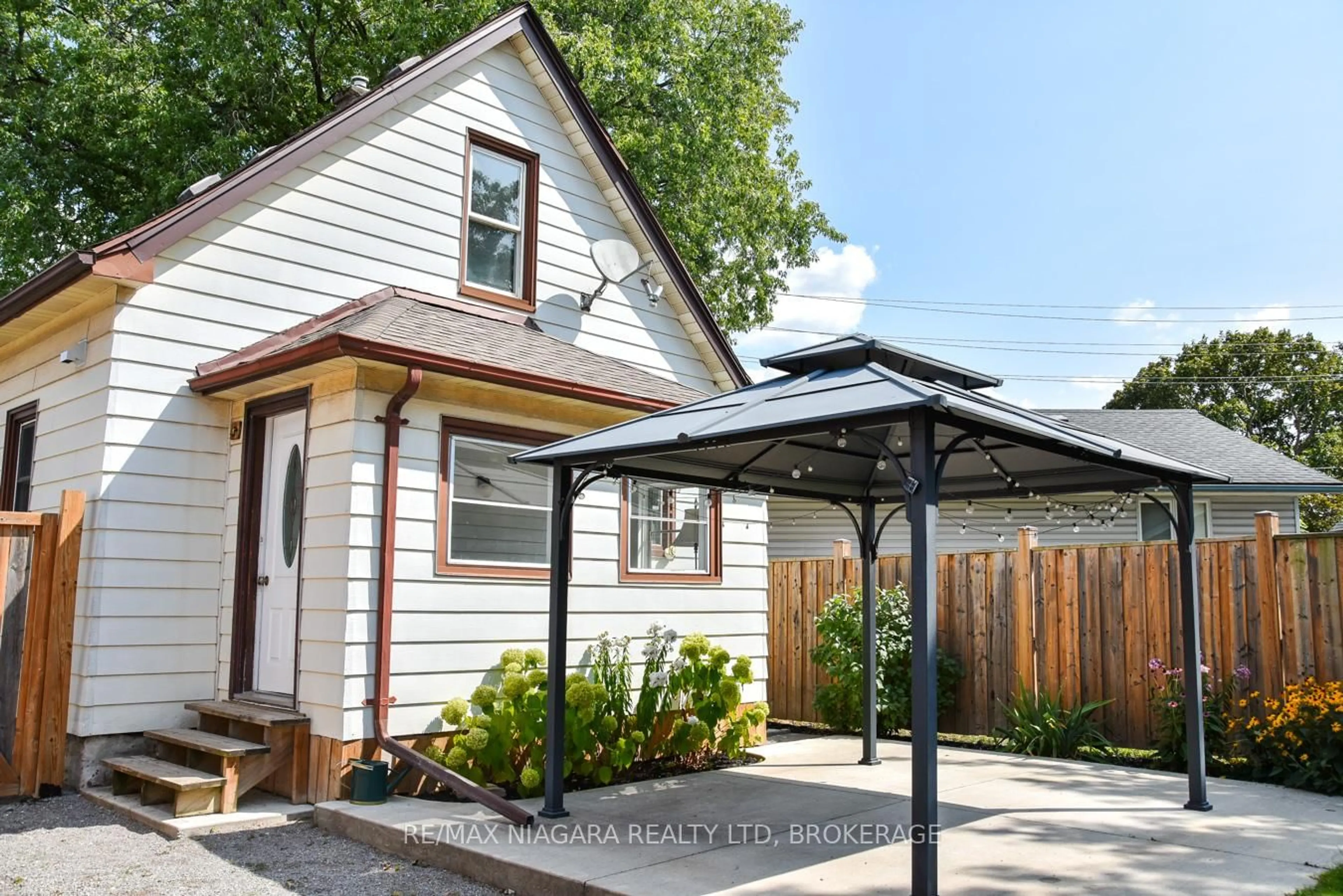 Unknown for 22 Bertram St, St. Catharines Ontario L2R 1A8