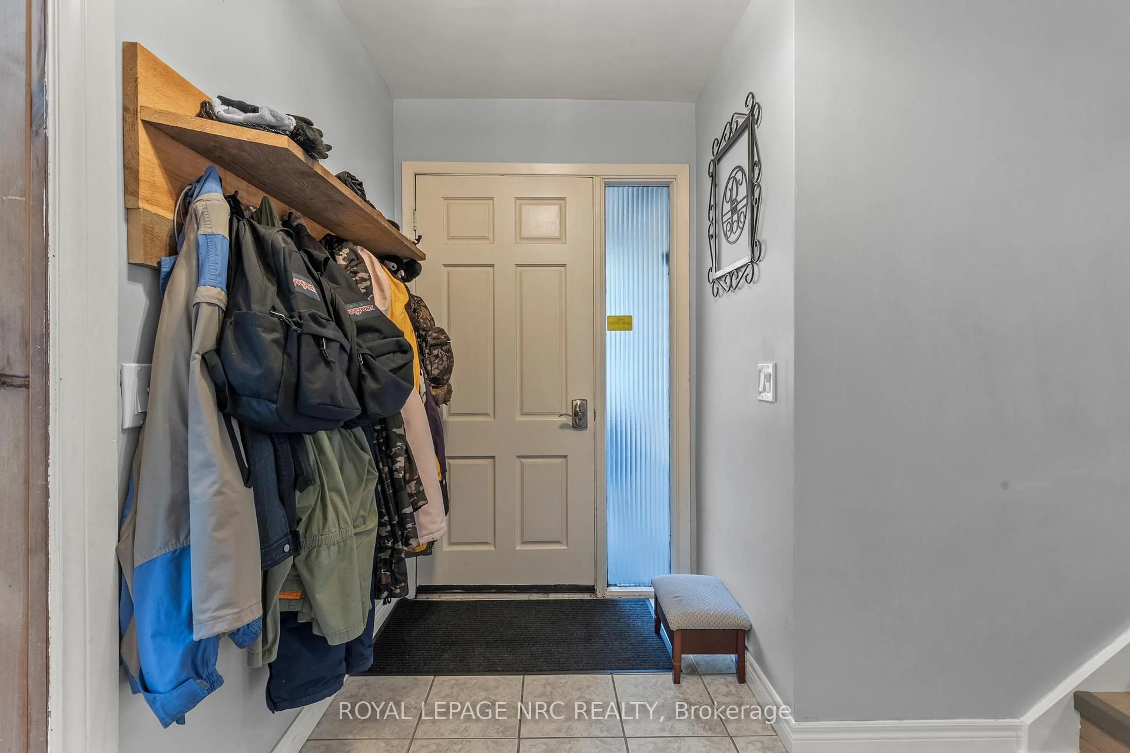 Indoor entryway for 12028 Augustine Rd, Wainfleet Ontario L0S 1V0