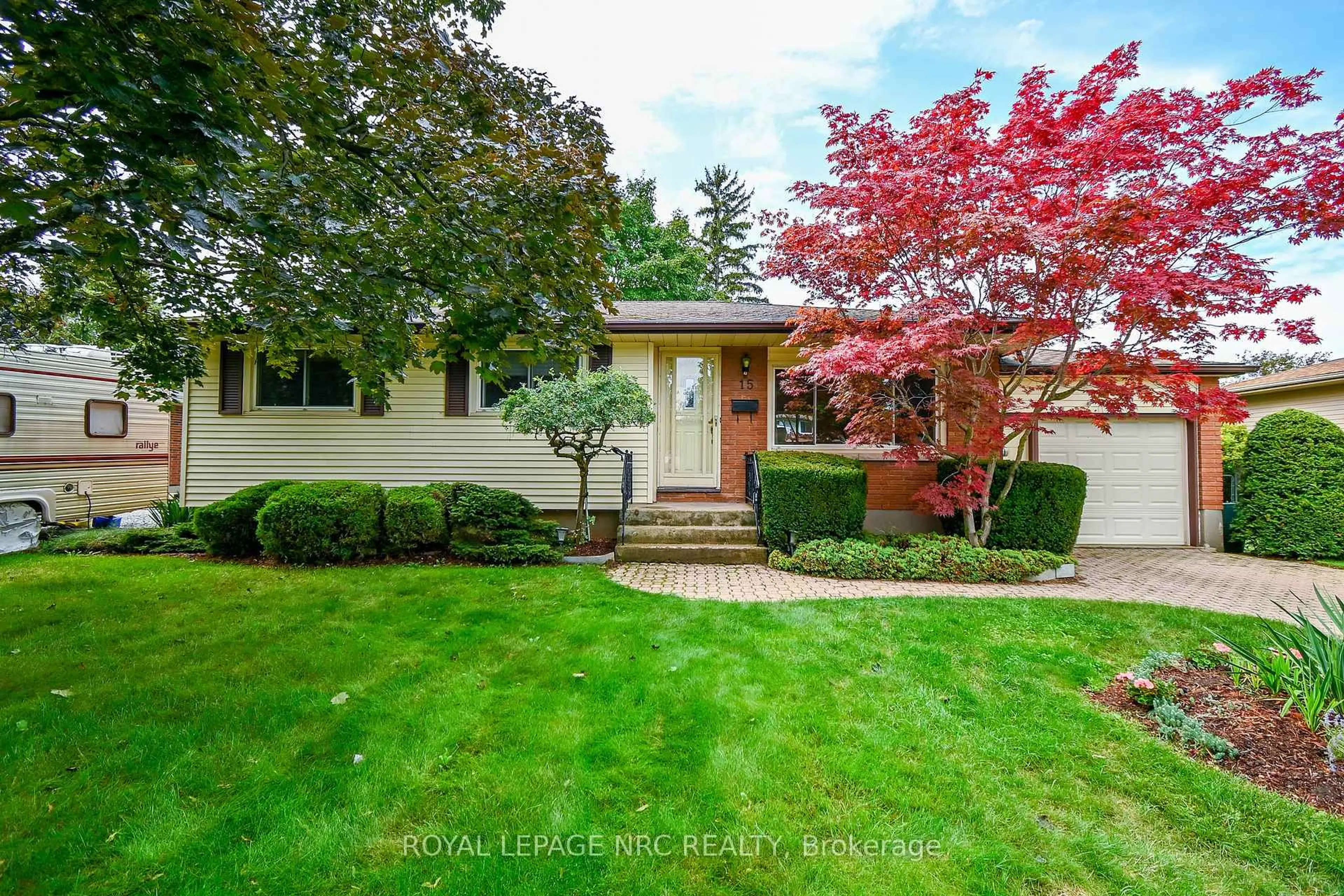 Home with vinyl exterior material, street for 15 Monique Cres, St. Catharines Ontario L2M 1S8