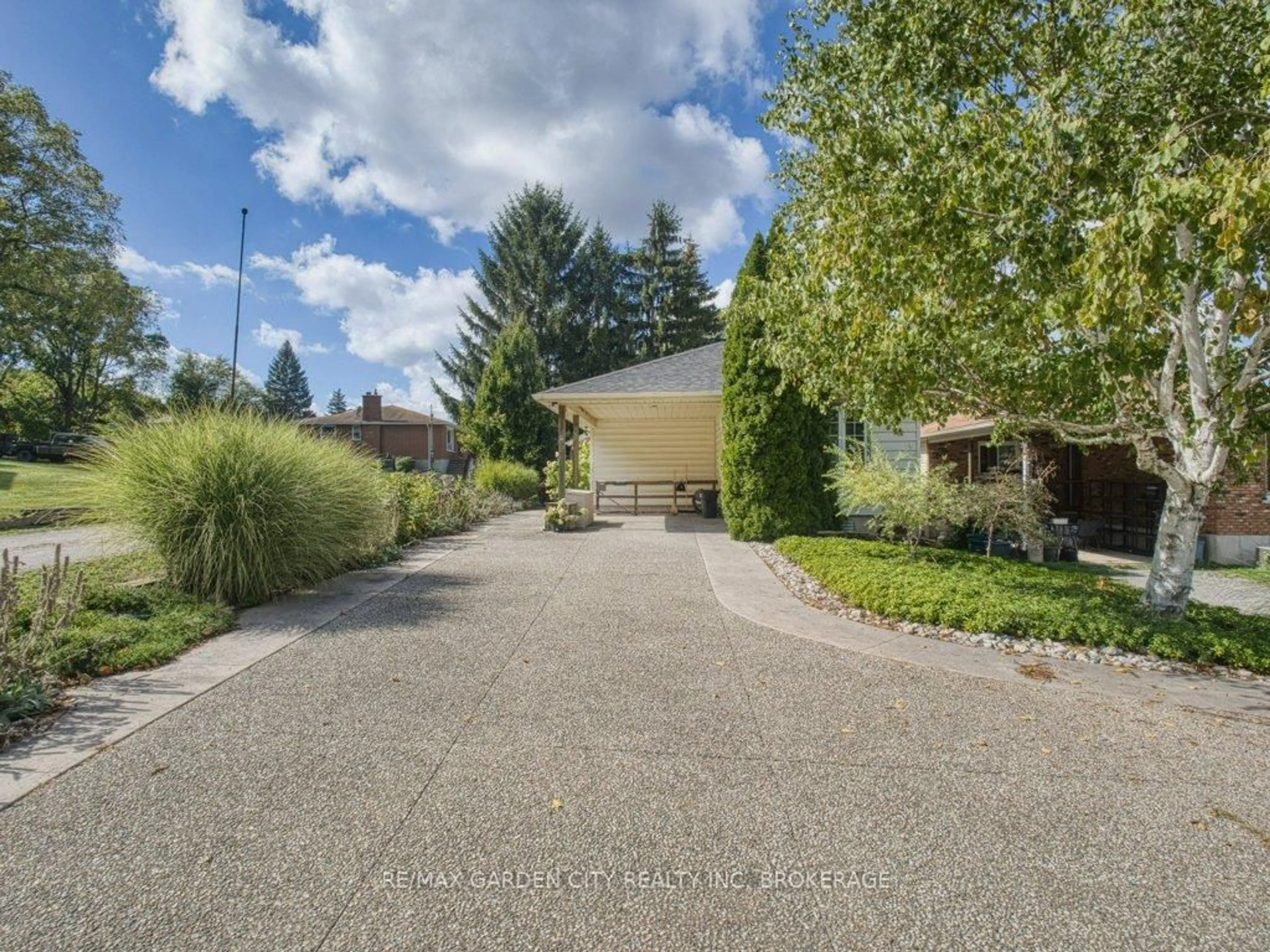 A pic from outside/outdoor area/front of a property/back of a property/a pic from drone, street for 33 Dundas Cres, St. Catharines Ontario L2T 1T4