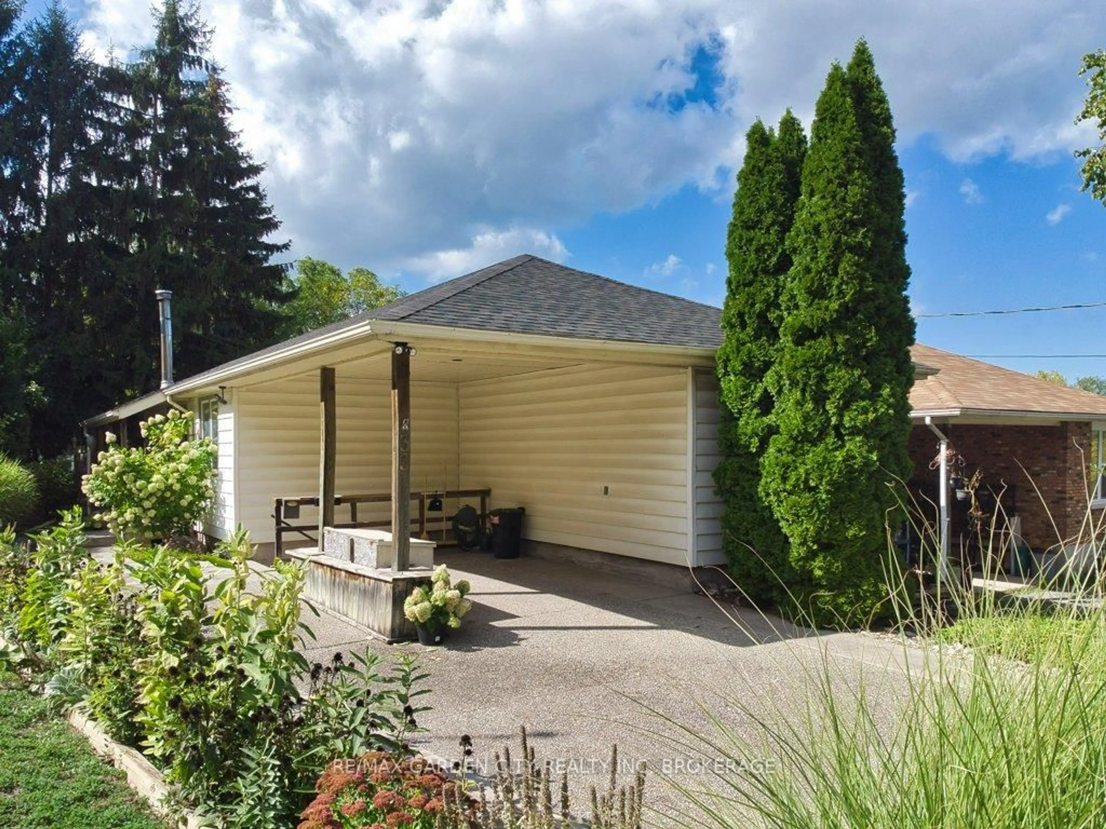 Patio, street for 33 Dundas Cres, St. Catharines Ontario L2T 1T4