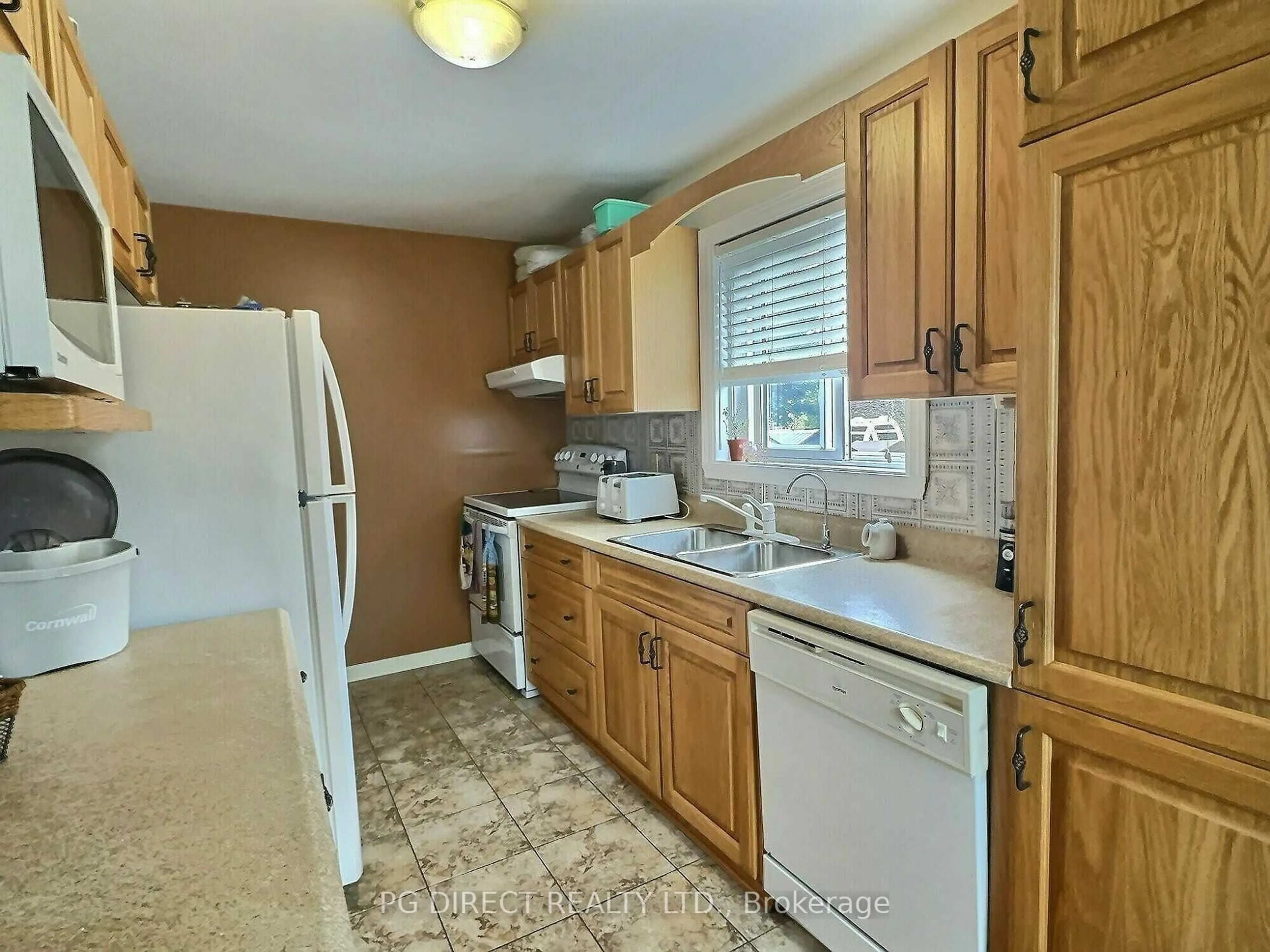 Standard kitchen, ceramic/tile floor for 217A Mckenzie St, Cornwall Ontario K6K 1L2