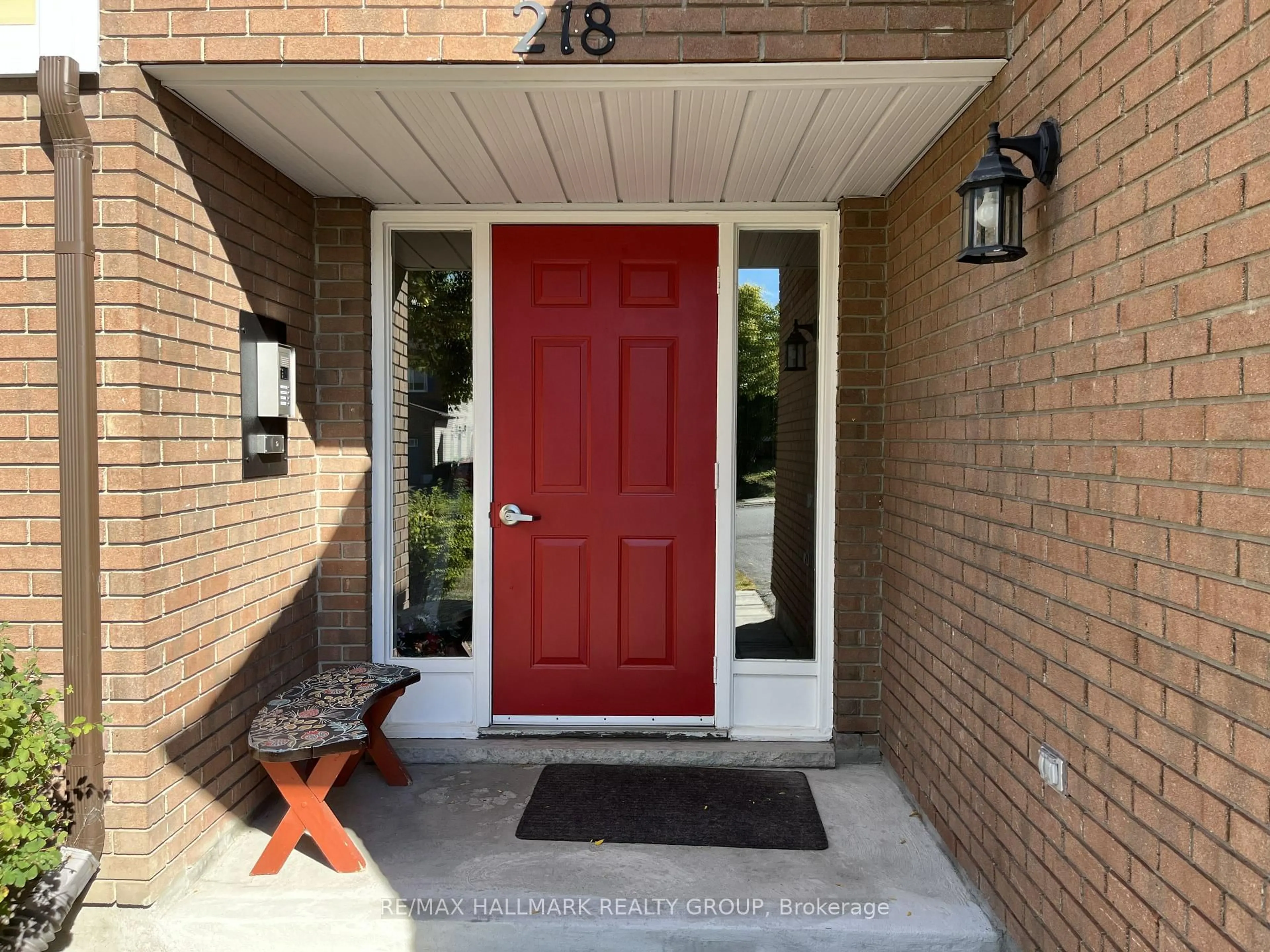 Indoor entryway for 218 D Equestrian Dr #72, Ottawa Ontario K2M 1E2