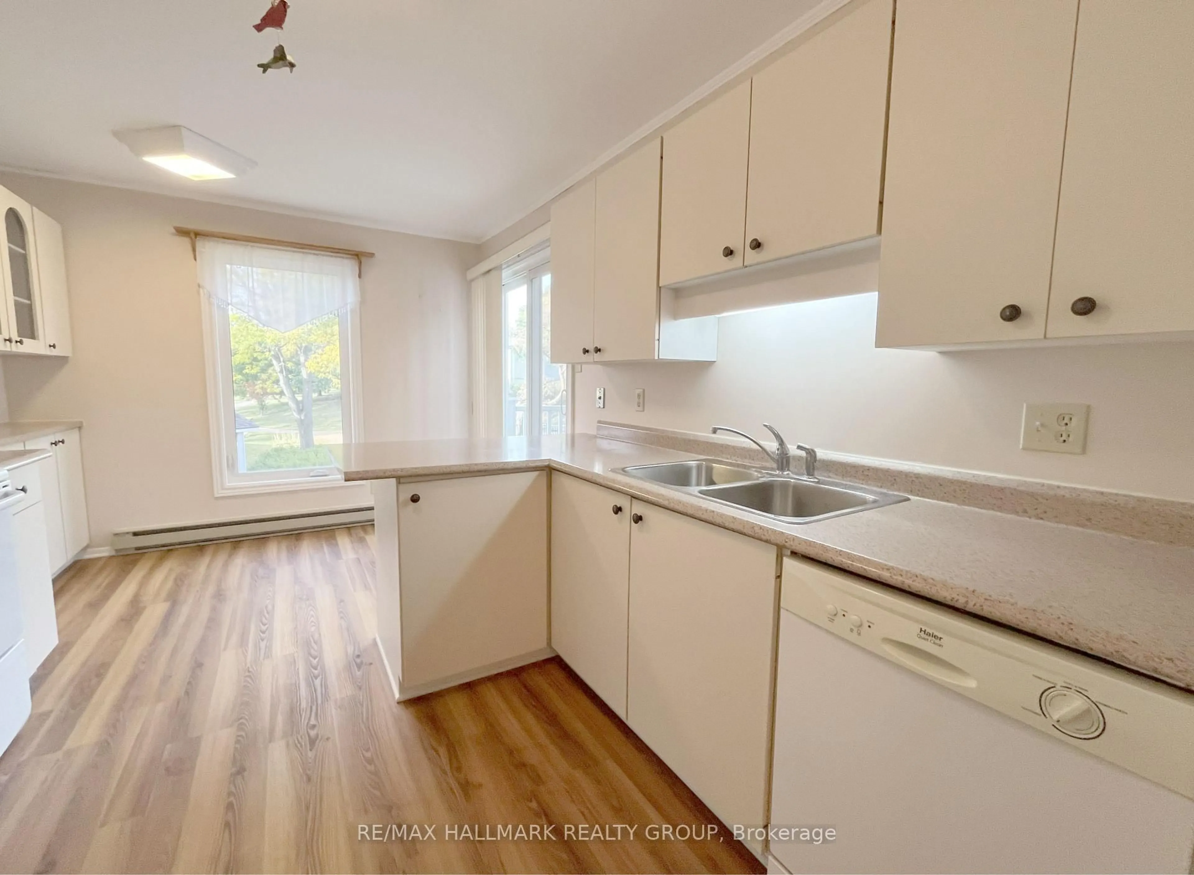 Standard kitchen, wood/laminate floor for 218 D Equestrian Dr #72, Ottawa Ontario K2M 1E2