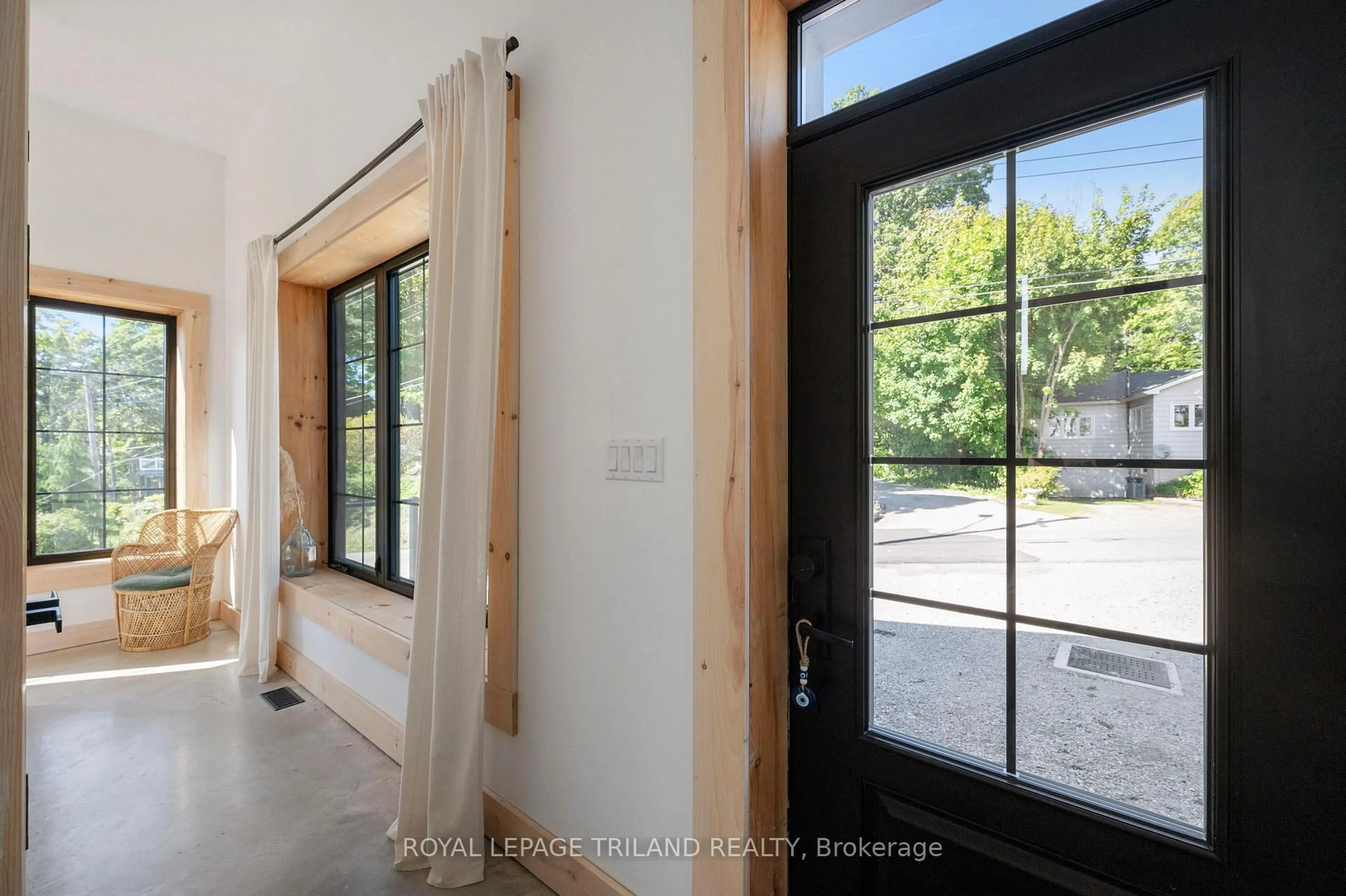 Indoor entryway for 164 Brayside St, Central Elgin Ontario N5L 1A2