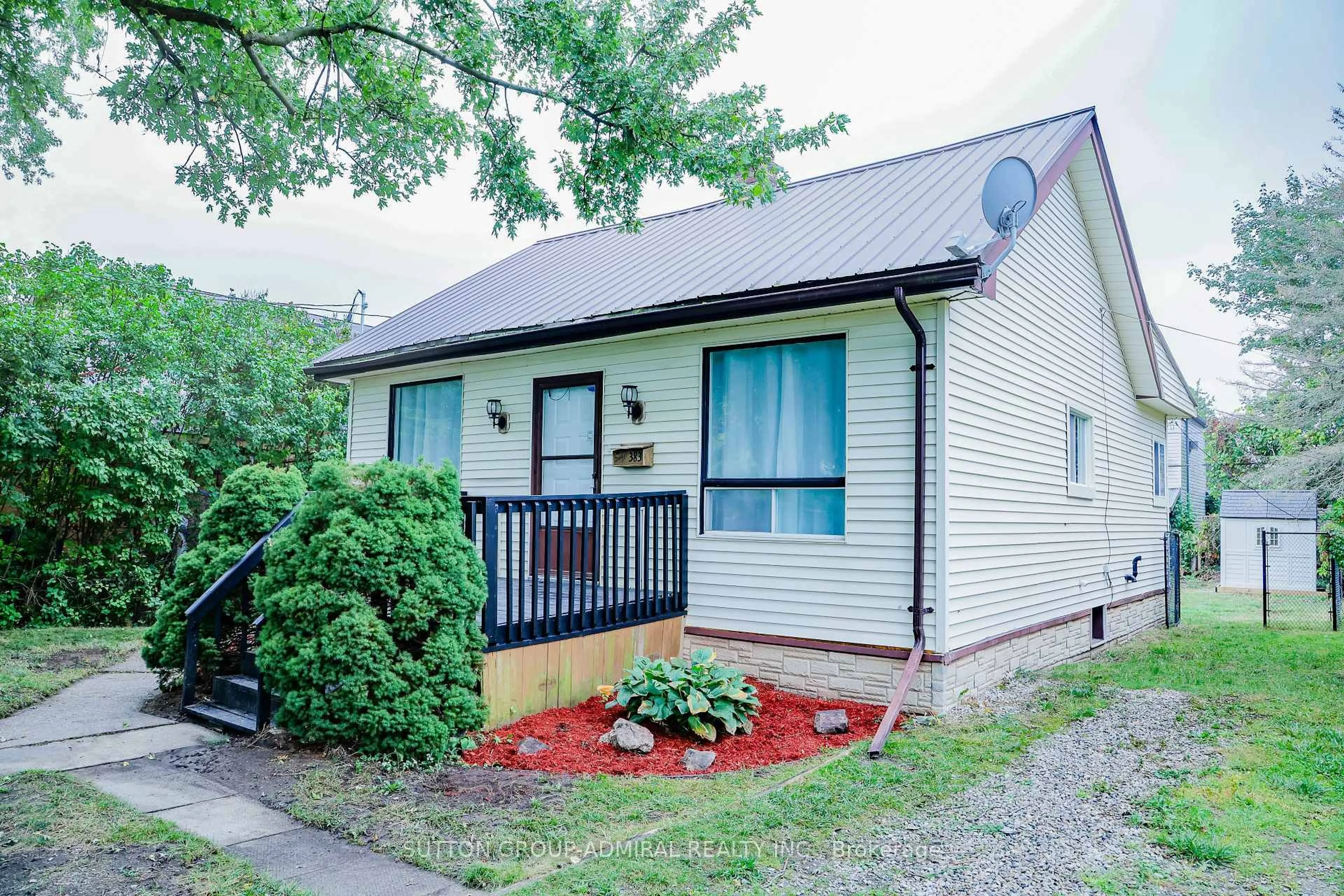 Home with vinyl exterior material, street for 383 Edmonton St, London East Ontario N5W 4Y6