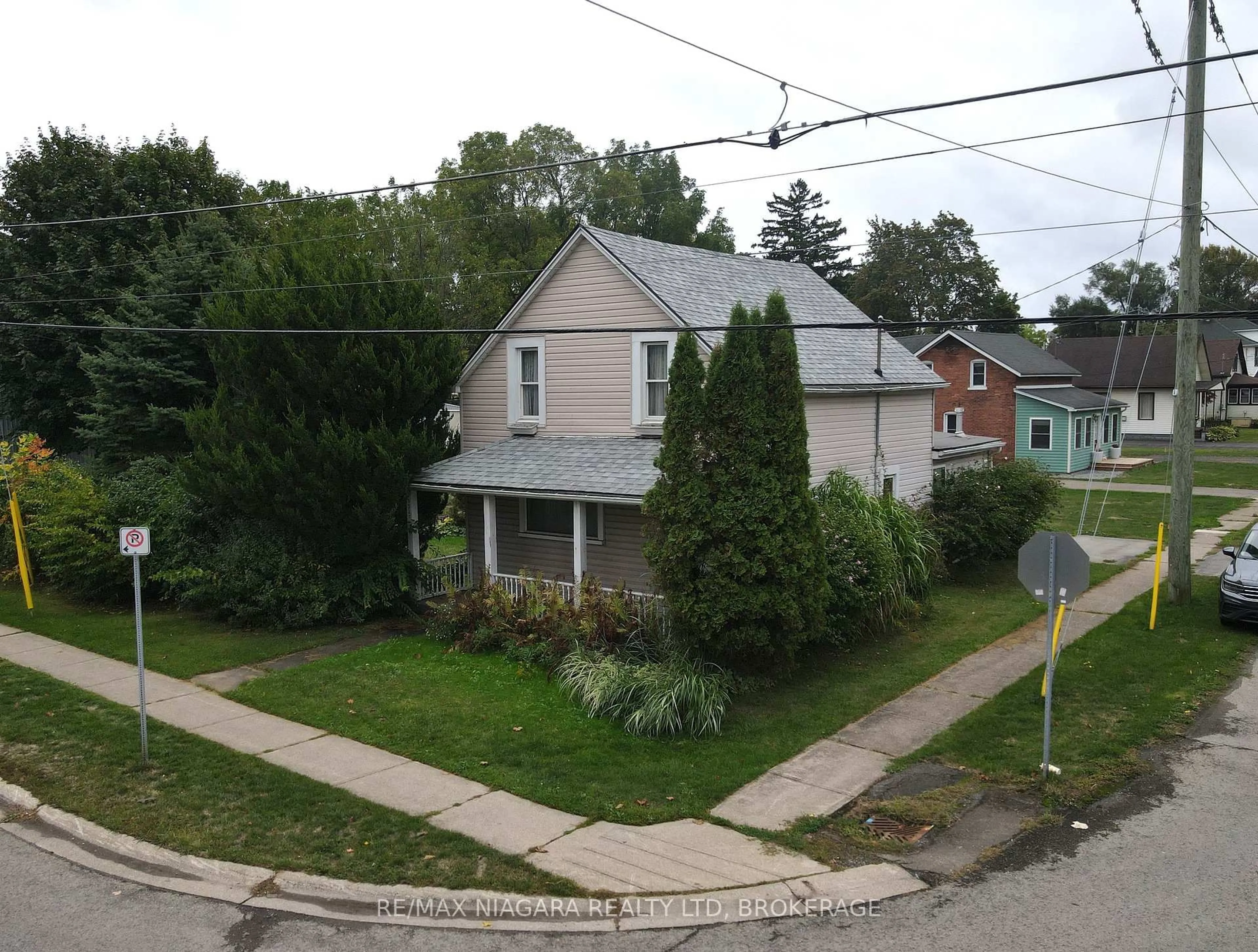 A pic from outside/outdoor area/front of a property/back of a property/a pic from drone, street for 3721 Dominion Rd, Fort Erie Ontario L0S 1N0