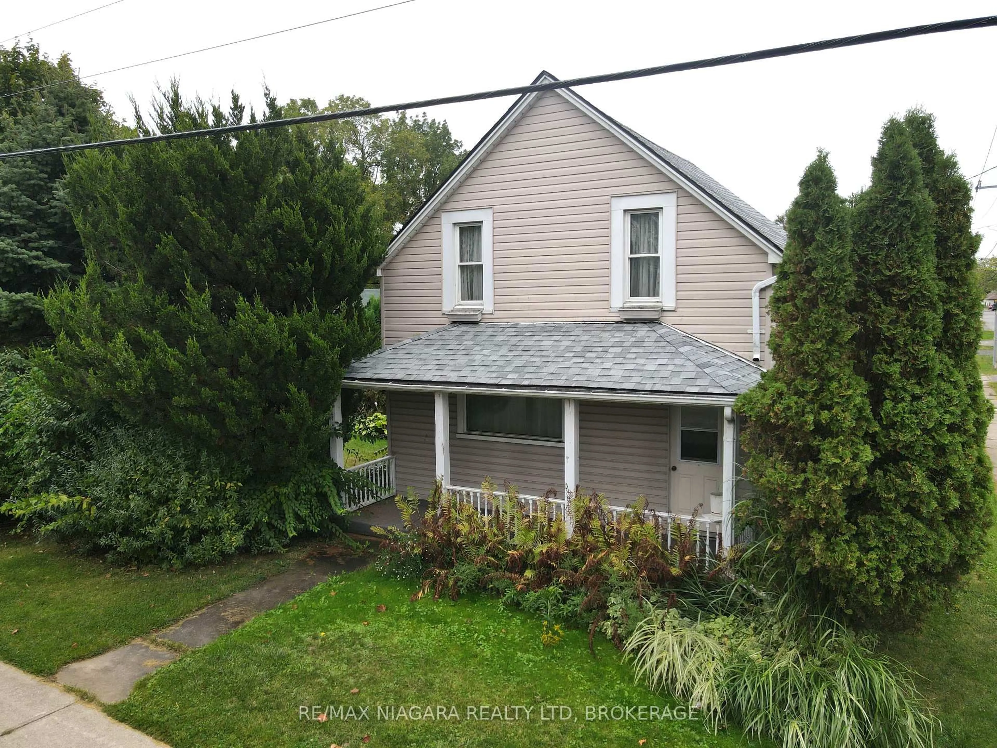 A pic from outside/outdoor area/front of a property/back of a property/a pic from drone, street for 3721 Dominion Rd, Fort Erie Ontario L0S 1N0