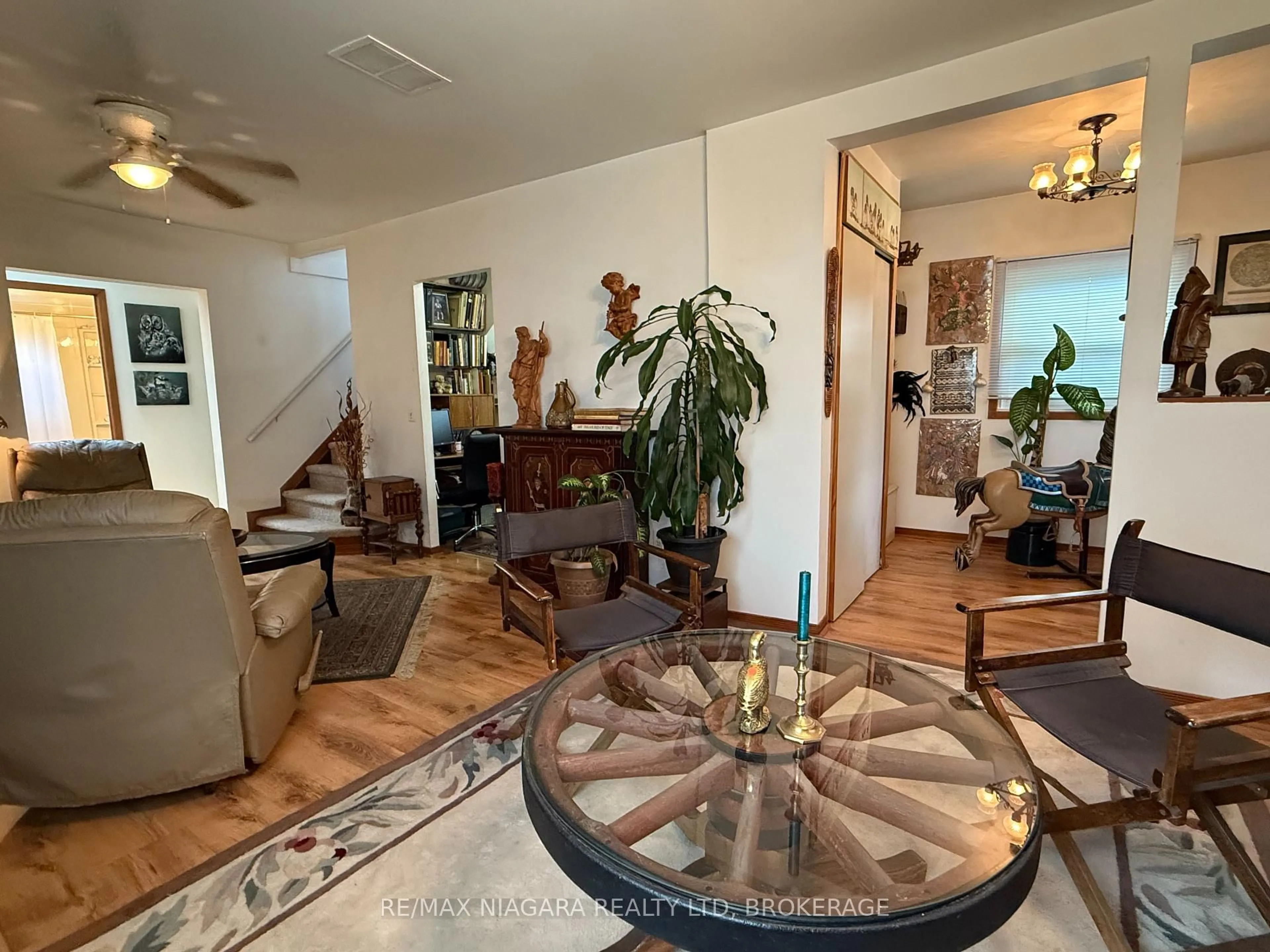 Living room with furniture, unknown for 3721 Dominion Rd, Fort Erie Ontario L0S 1N0