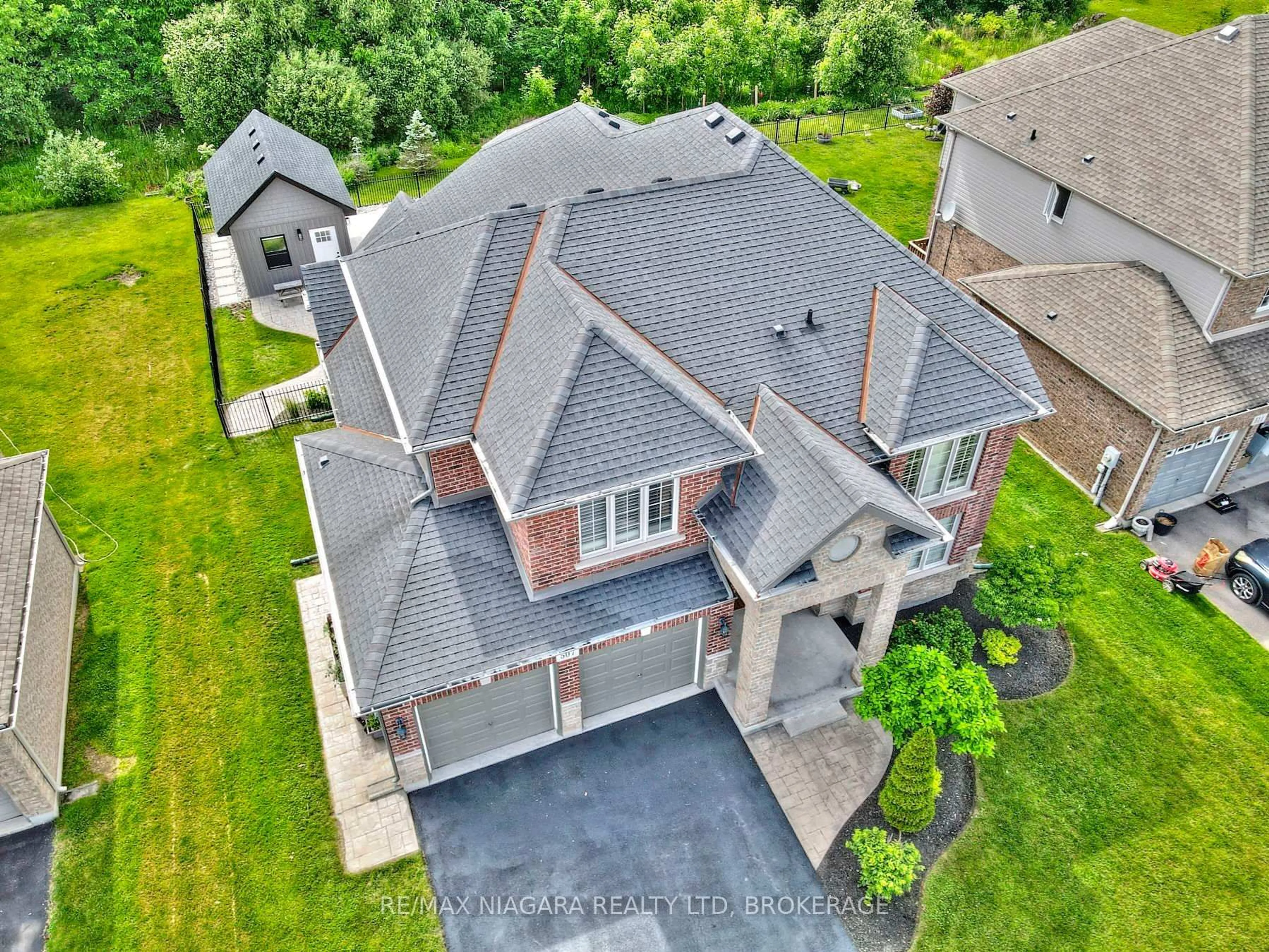 A pic from outside/outdoor area/front of a property/back of a property/a pic from drone, street for 507 Carrie Ave, Fort Erie Ontario L0S 1N0