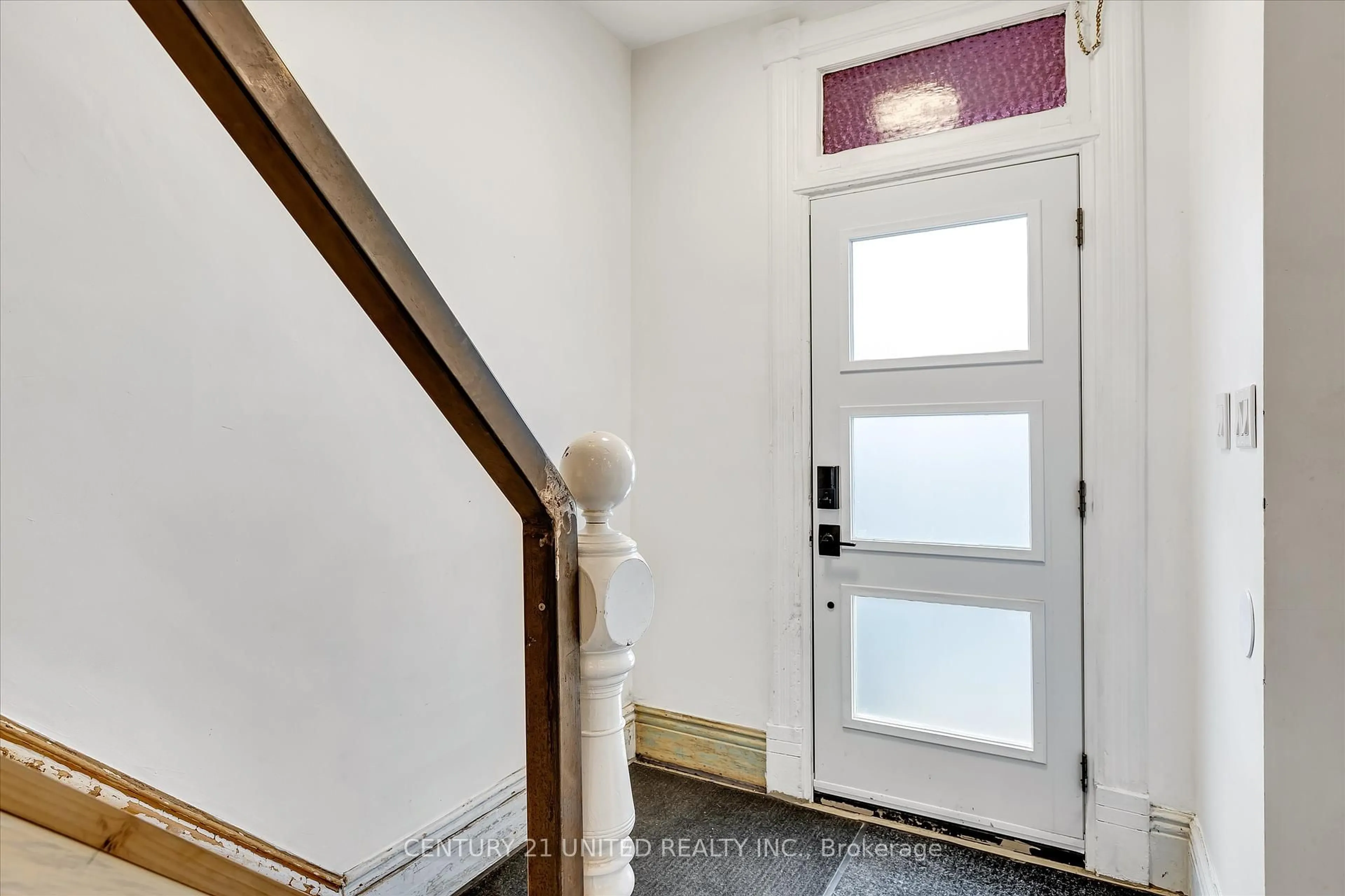 Indoor entryway for 508 Sherbrooke St, Peterborough Ontario K9J 2P3