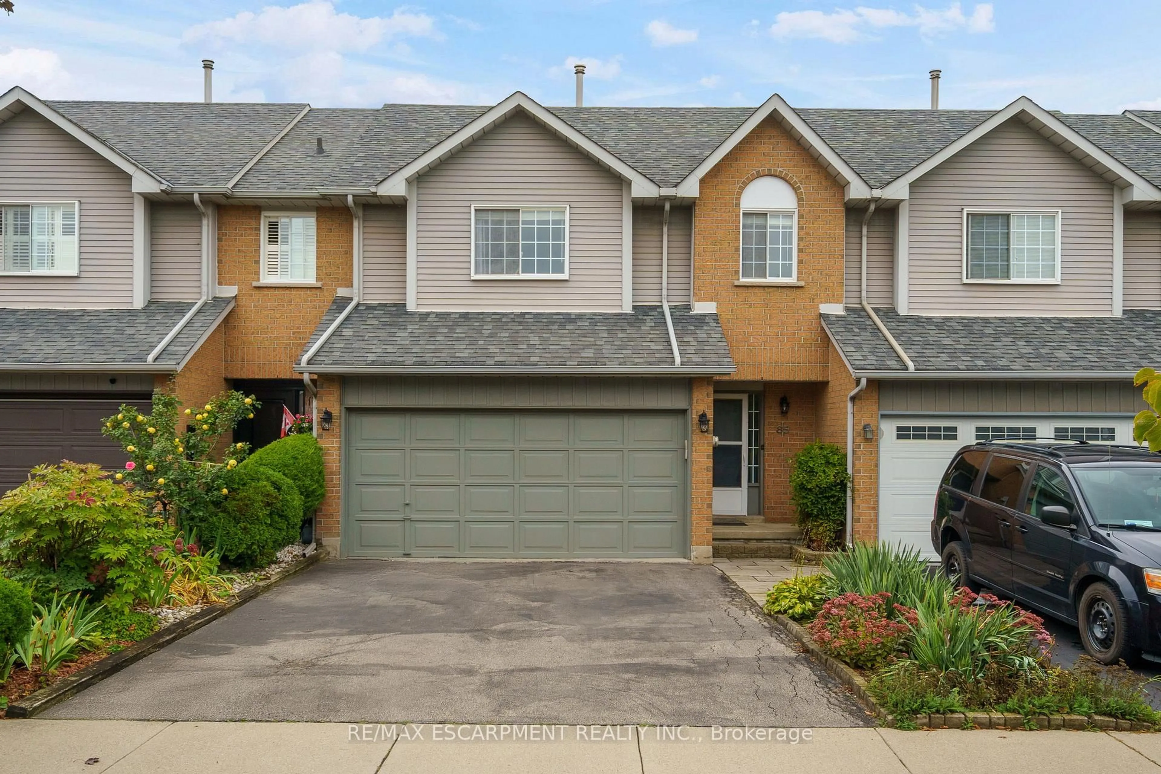 Home with vinyl exterior material, street for 85 Chelsea Cres, Hamilton Ontario L8E 5R8