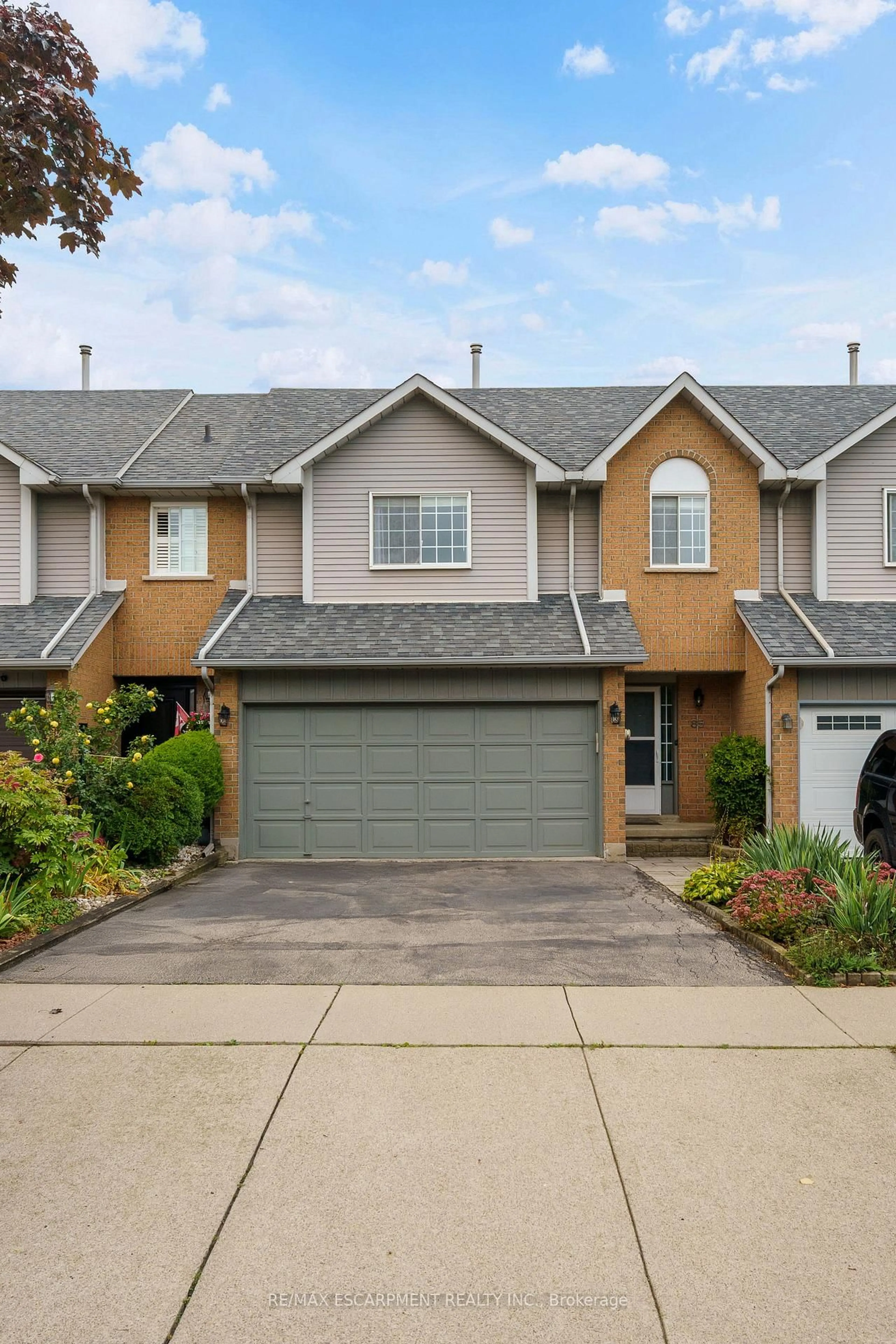 Home with vinyl exterior material, street for 85 Chelsea Cres, Hamilton Ontario L8E 5R8