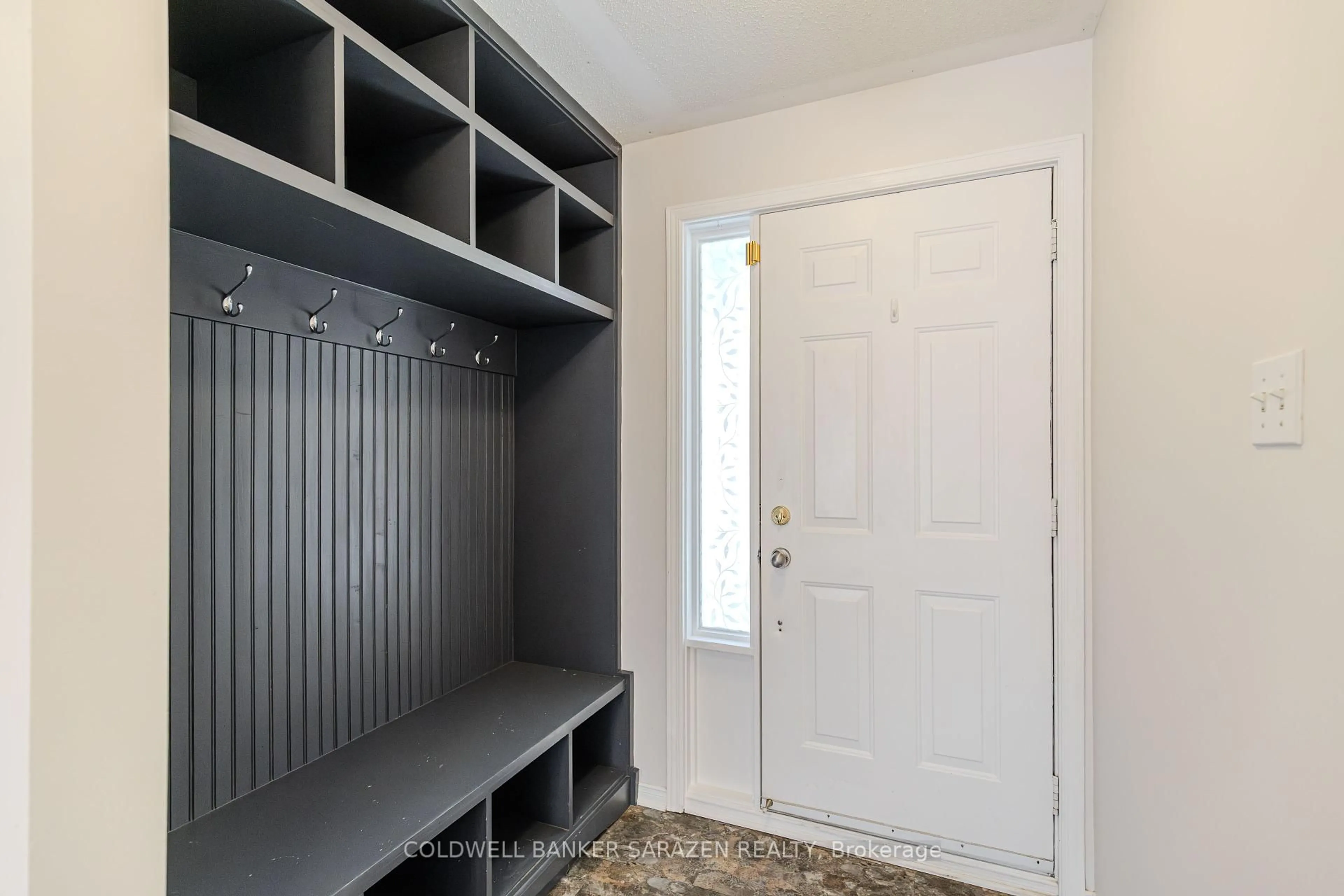 Indoor entryway for 182 Windhurst Dr, Ottawa Ontario K2G 6J4
