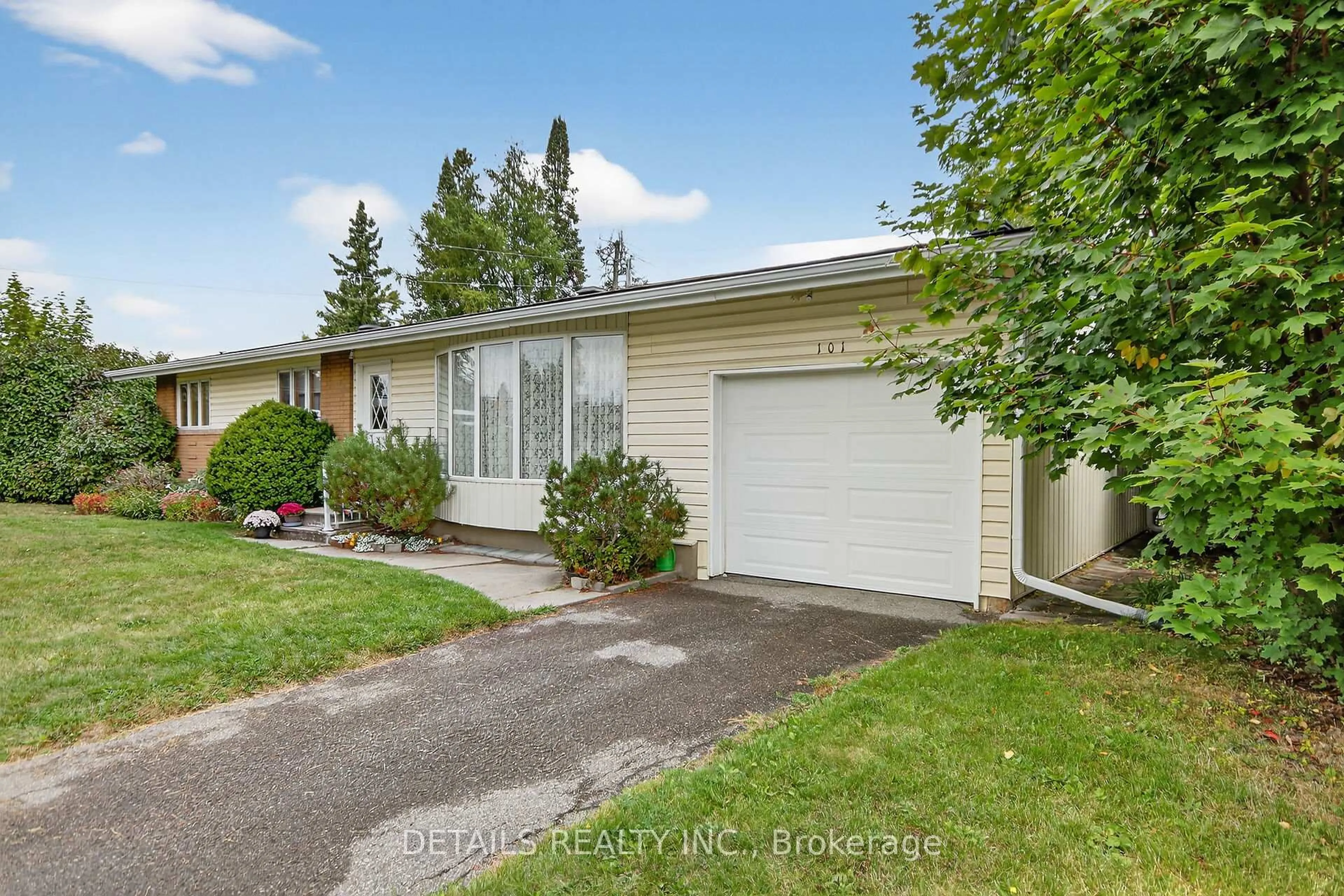 A pic from outside/outdoor area/front of a property/back of a property/a pic from drone, street for 101 Hilliard Ave, Nepean Ontario K2E 6C5