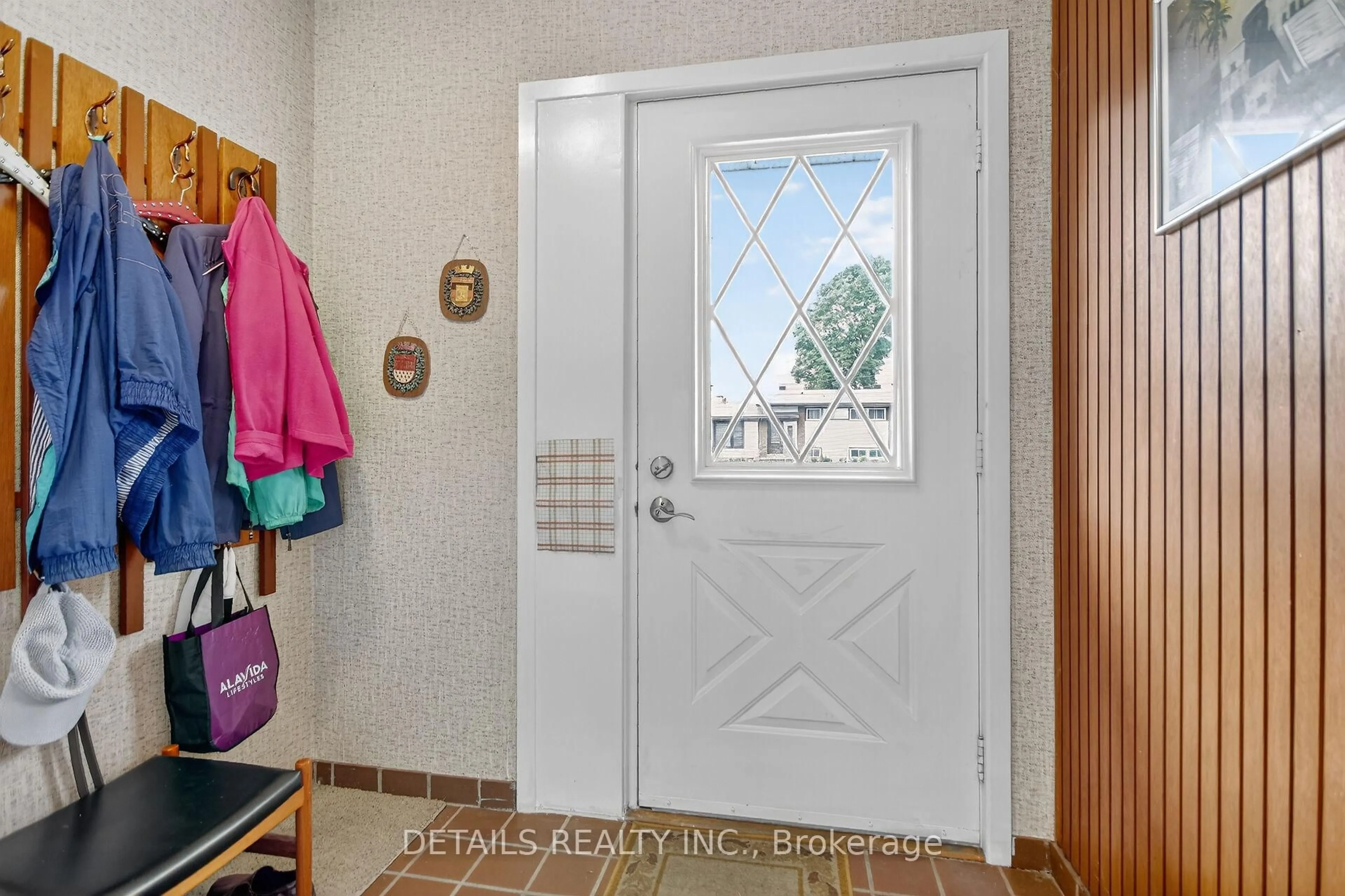 Indoor entryway for 101 Hilliard Ave, Nepean Ontario K2E 6C5