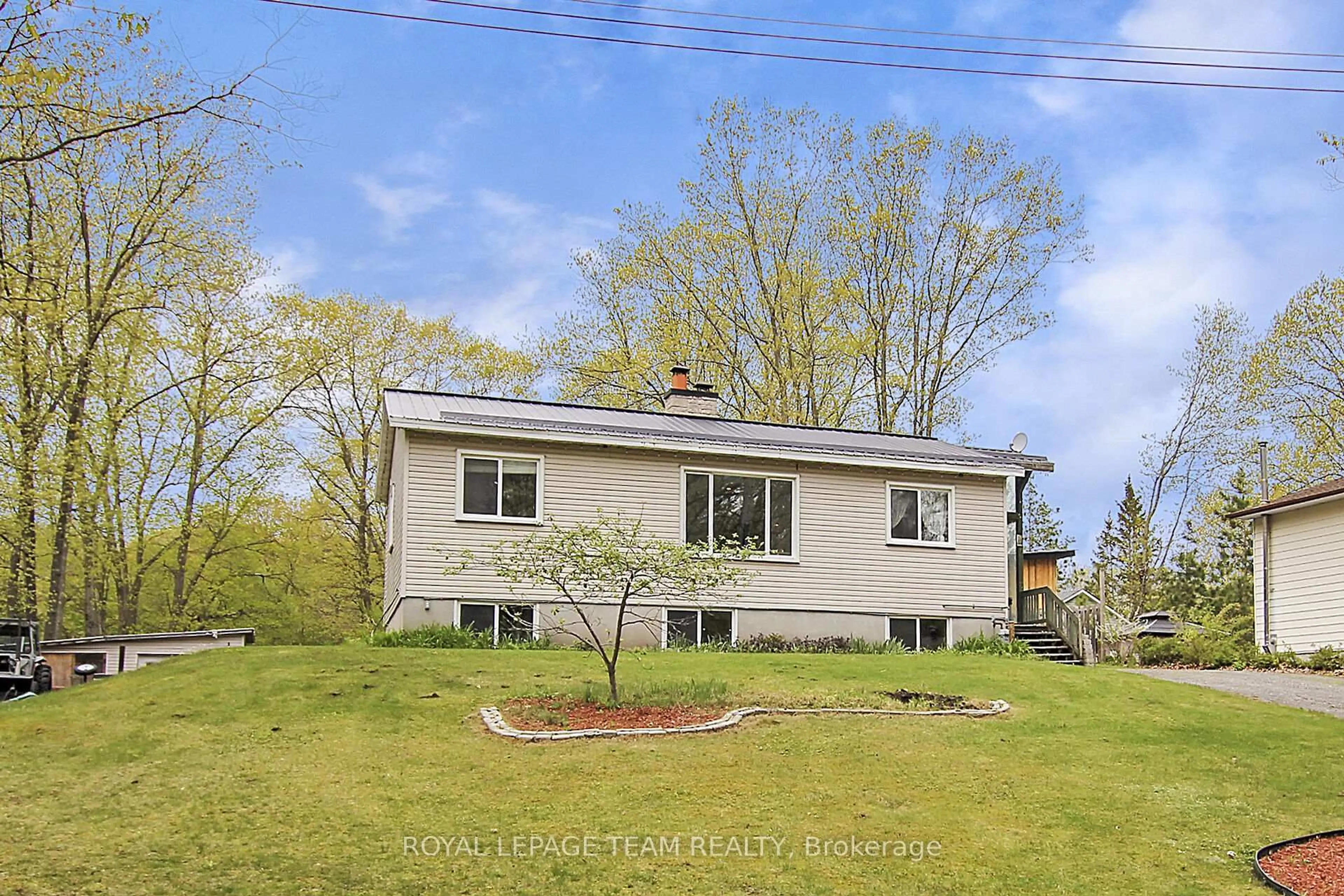 A pic from outside/outdoor area/front of a property/back of a property/a pic from drone, unknown for 129 Spinnaker Way, Ottawa Ontario K0A 3M0