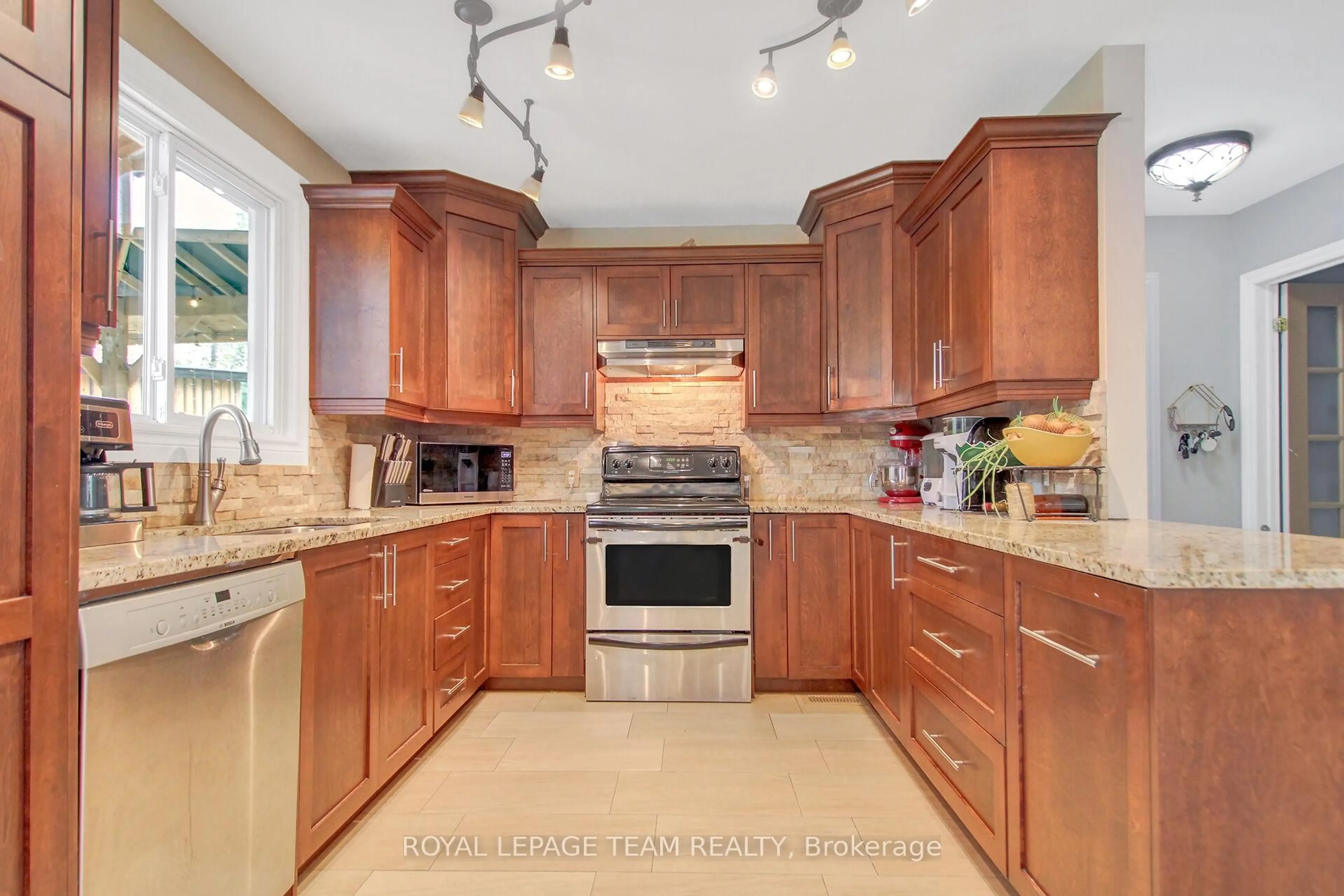 Contemporary kitchen, ceramic/tile floor for 129 Spinnaker Way, Ottawa Ontario K0A 3M0