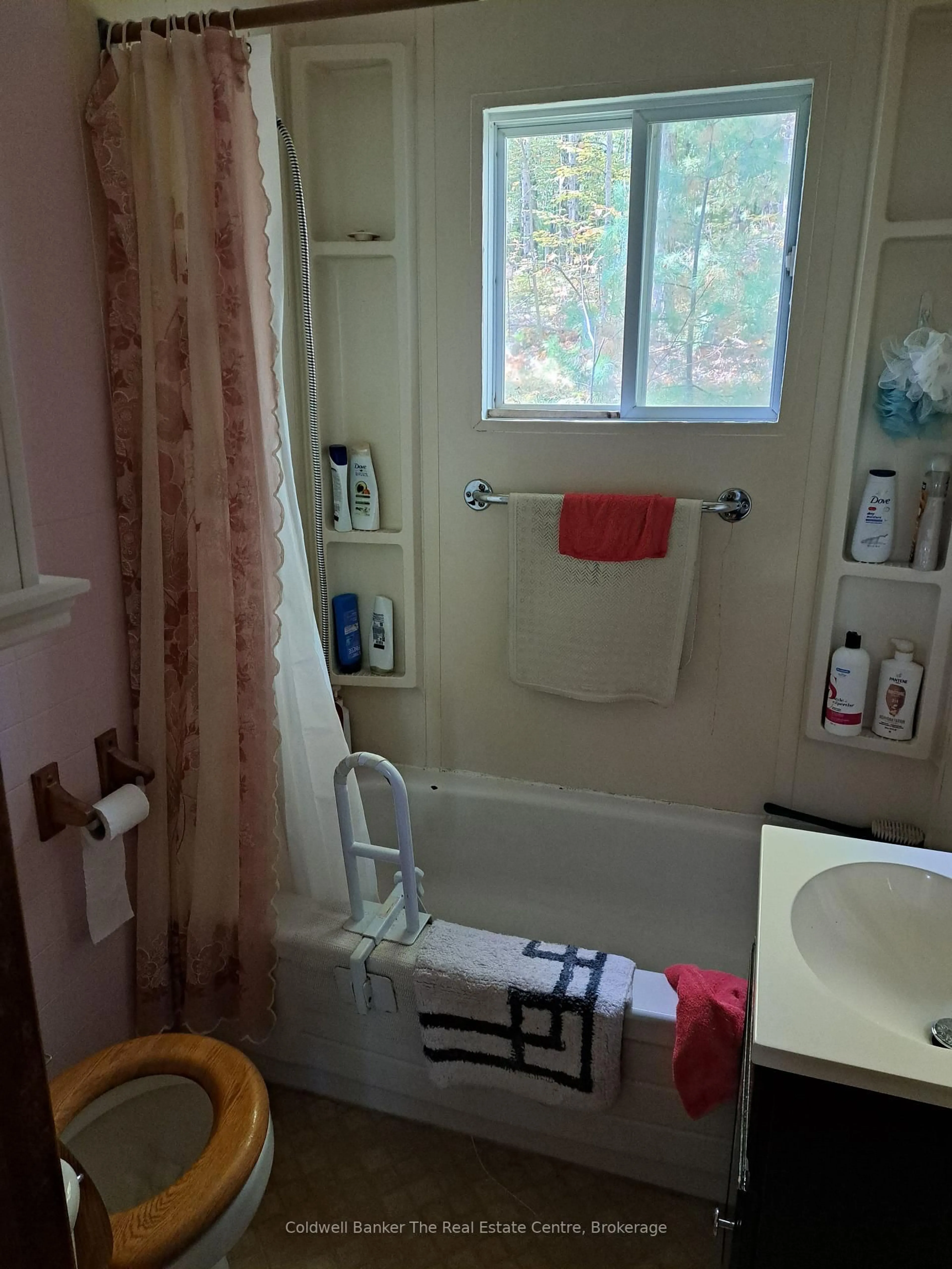 Standard bathroom, floor is not visible for 1094 Marina Rd, Muskoka Lakes Ontario P1P 1R2