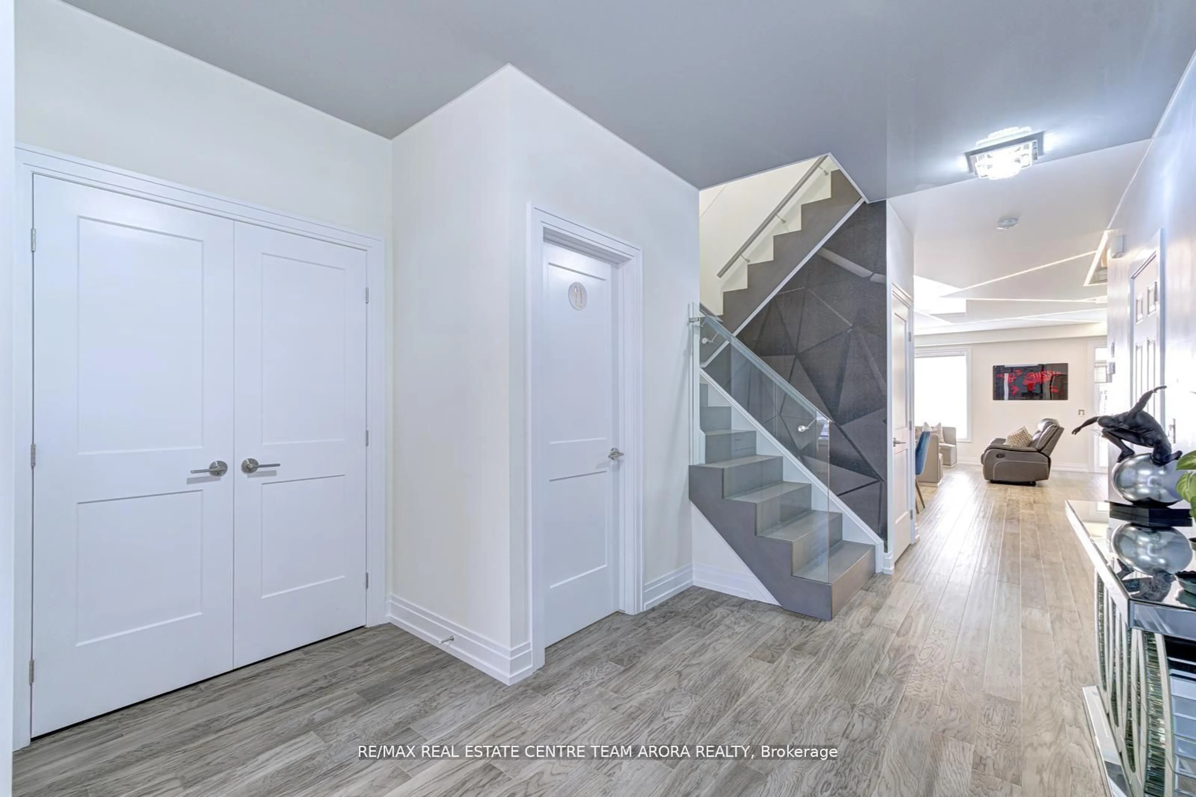 Indoor entryway for 39 Great Fls Blvd, Hamilton Ontario L0R 2H7