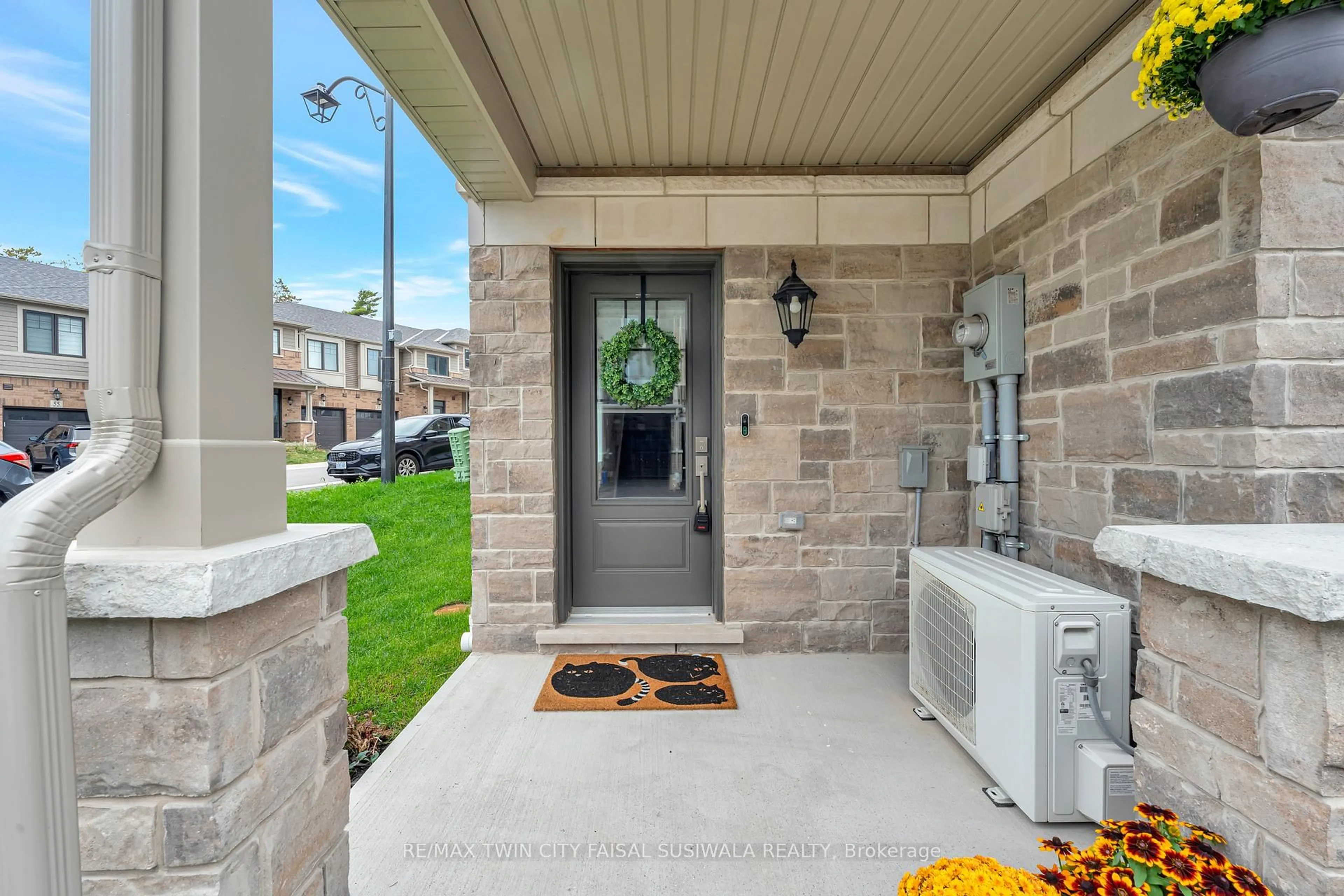 Indoor entryway for 10 BIRMINGHAM Dr #117, Cambridge Ontario N1R 0C6
