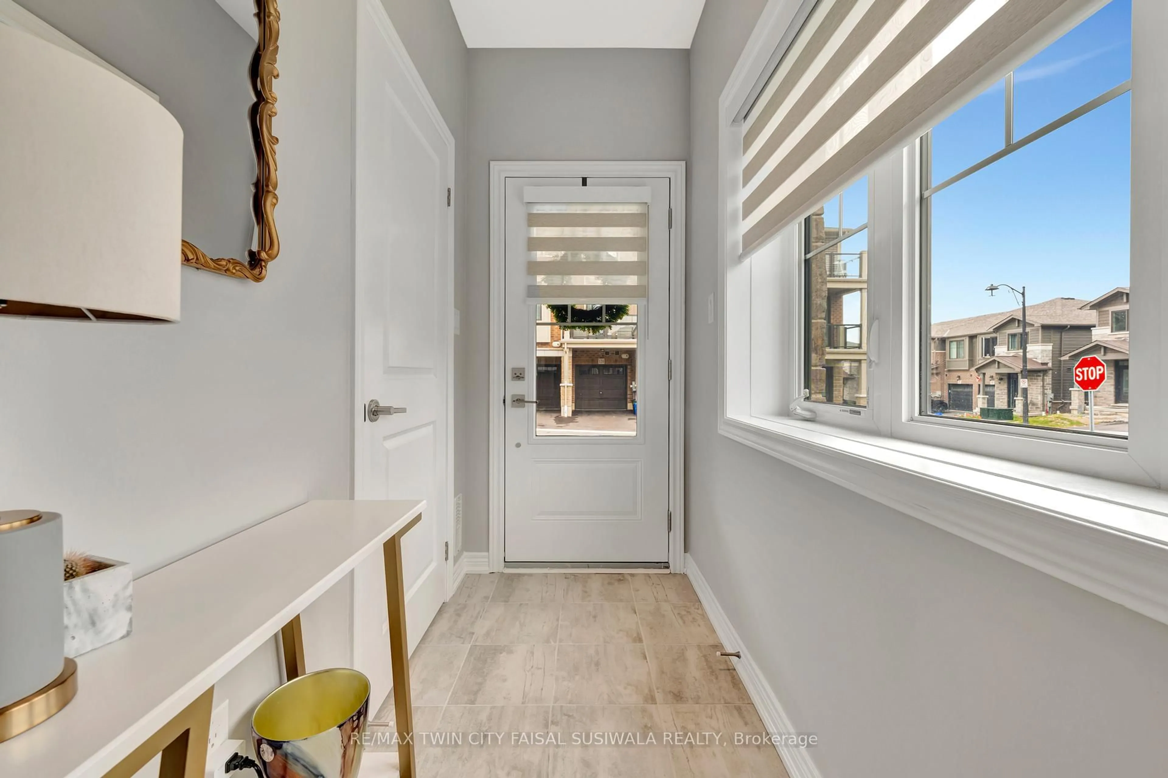 Indoor entryway for 10 BIRMINGHAM Dr #117, Cambridge Ontario N1R 0C6