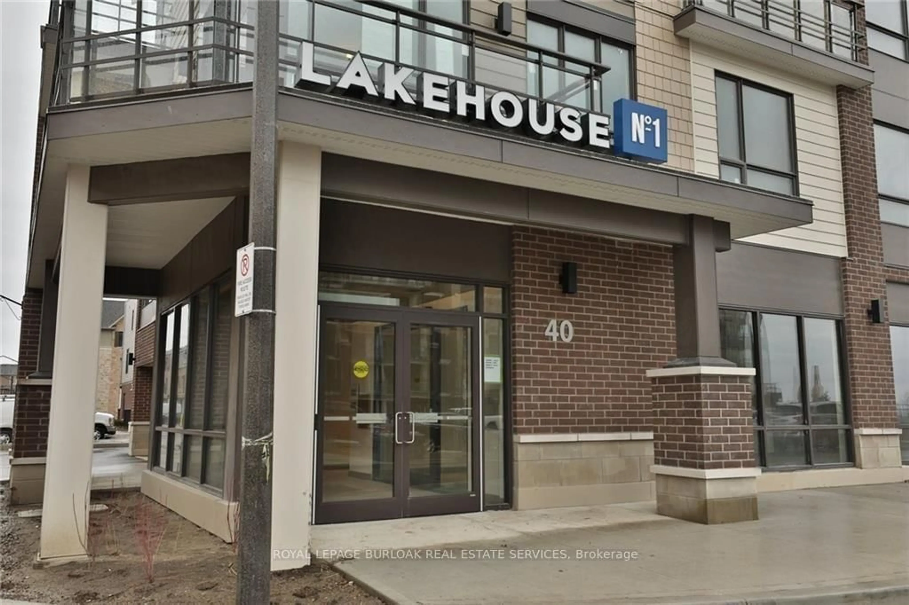 Indoor foyer for 40 Esplanade Lane #507, Grimsby Ontario L3M 0G9