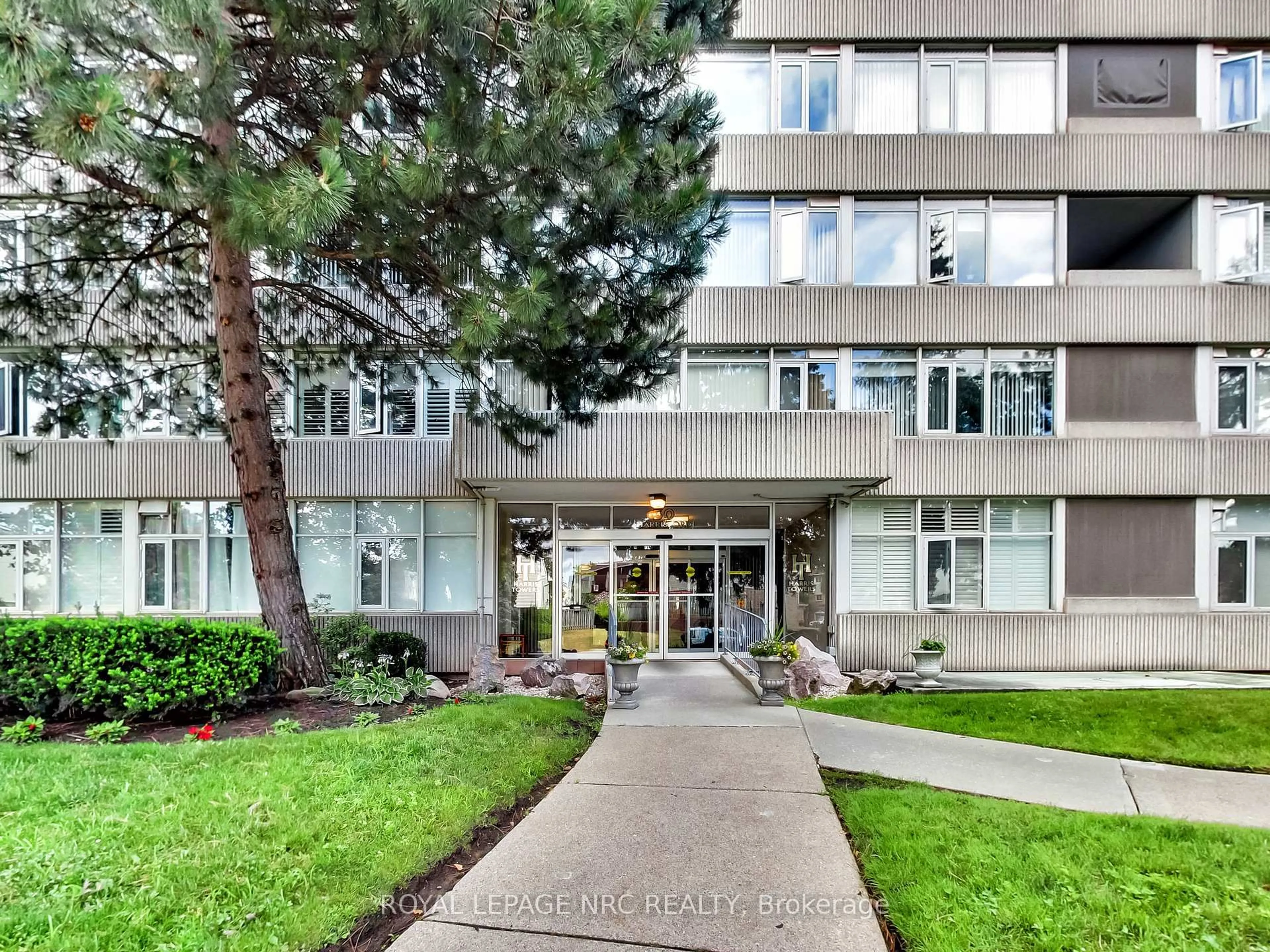 Indoor foyer for 30 Harrisford St #405, Hamilton Ontario L8K 6M9