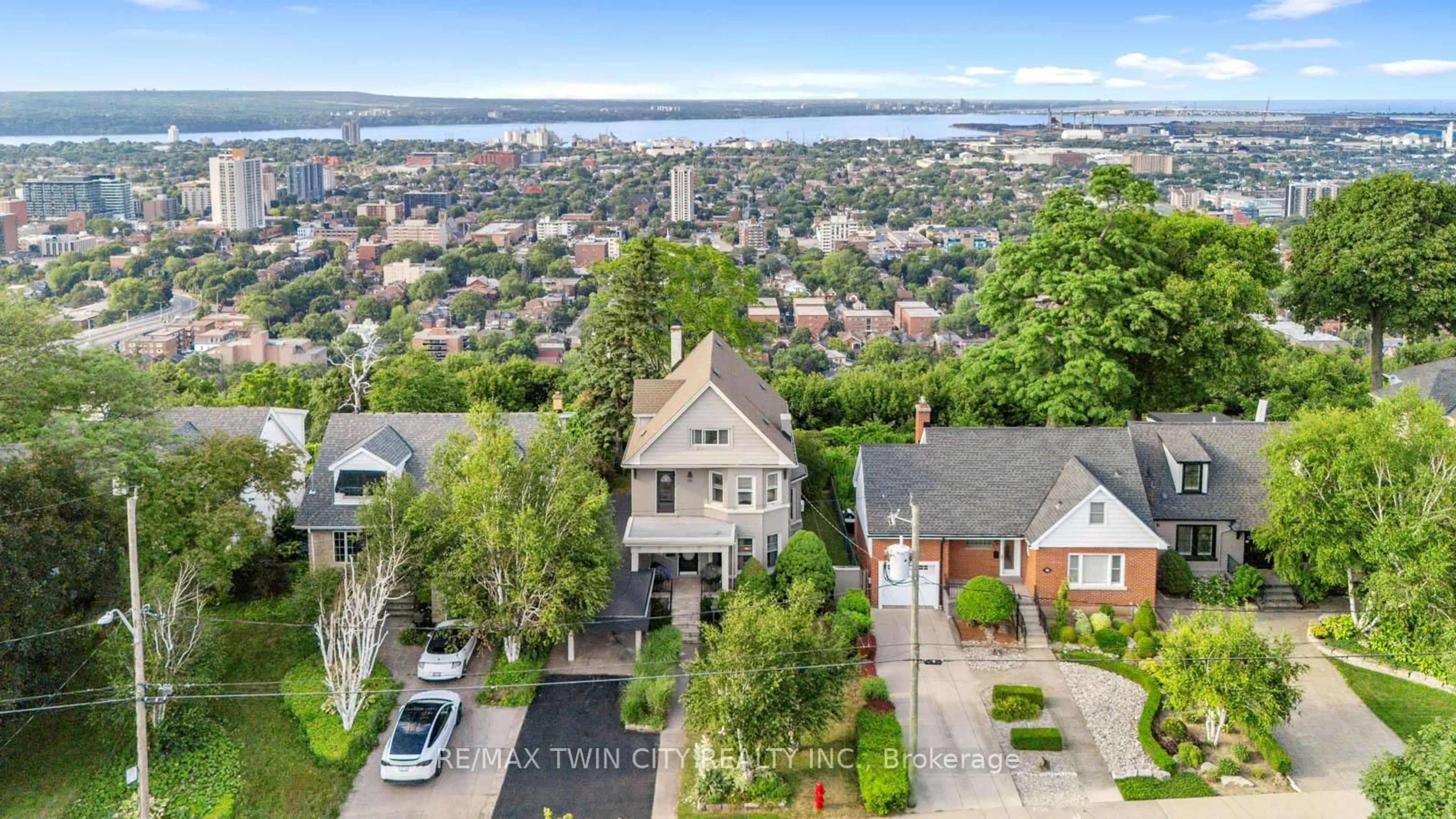 A pic from outside/outdoor area/front of a property/back of a property/a pic from drone, city buildings view from balcony for 47 Mountain Park Ave, Hamilton Ontario L9A 1A1