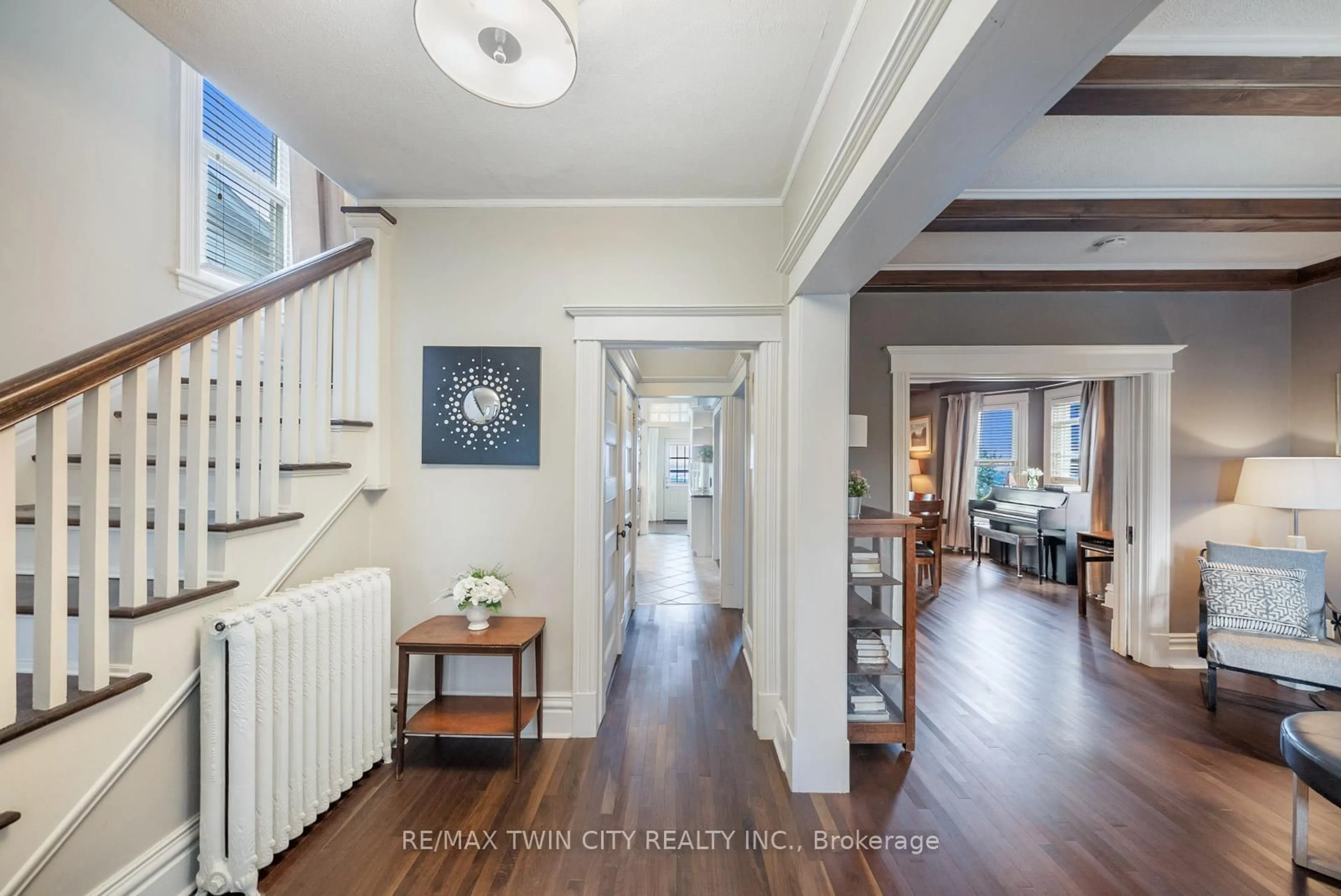Indoor entryway for 47 Mountain Park Ave, Hamilton Ontario L9A 1A1