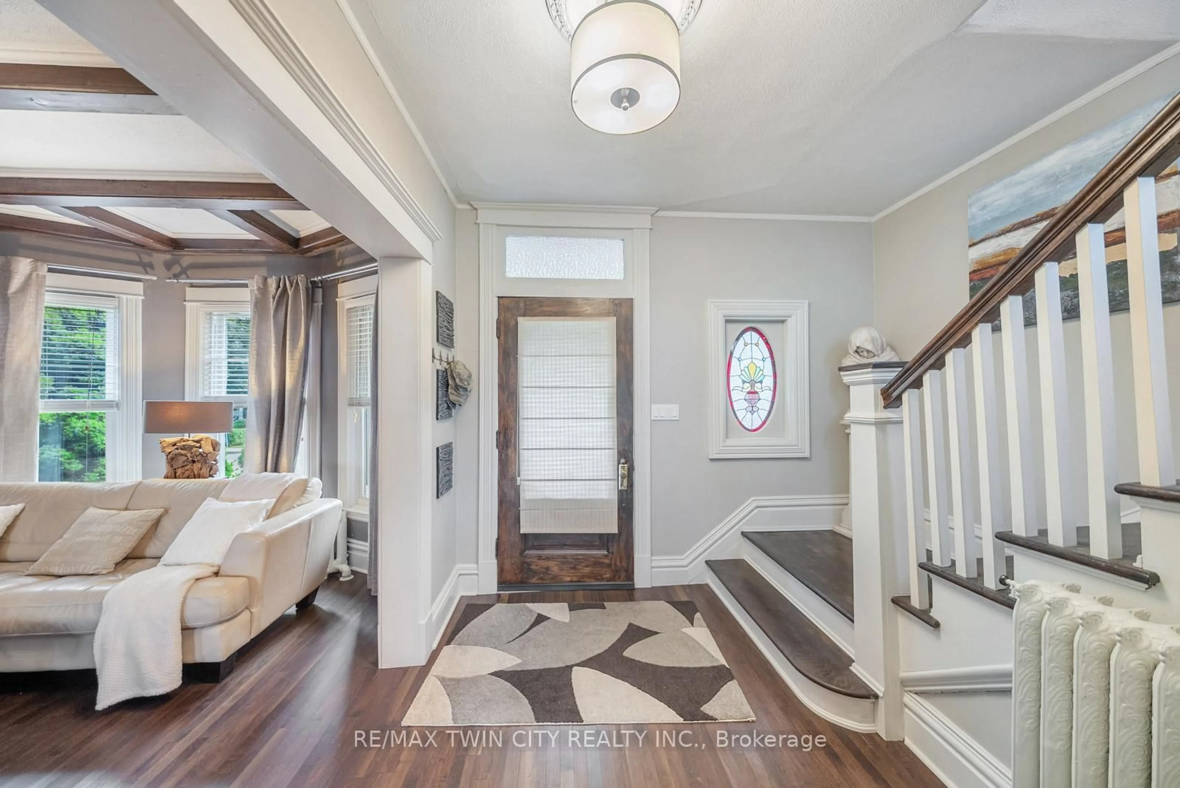 Indoor entryway for 47 Mountain Park Ave, Hamilton Ontario L9A 1A1