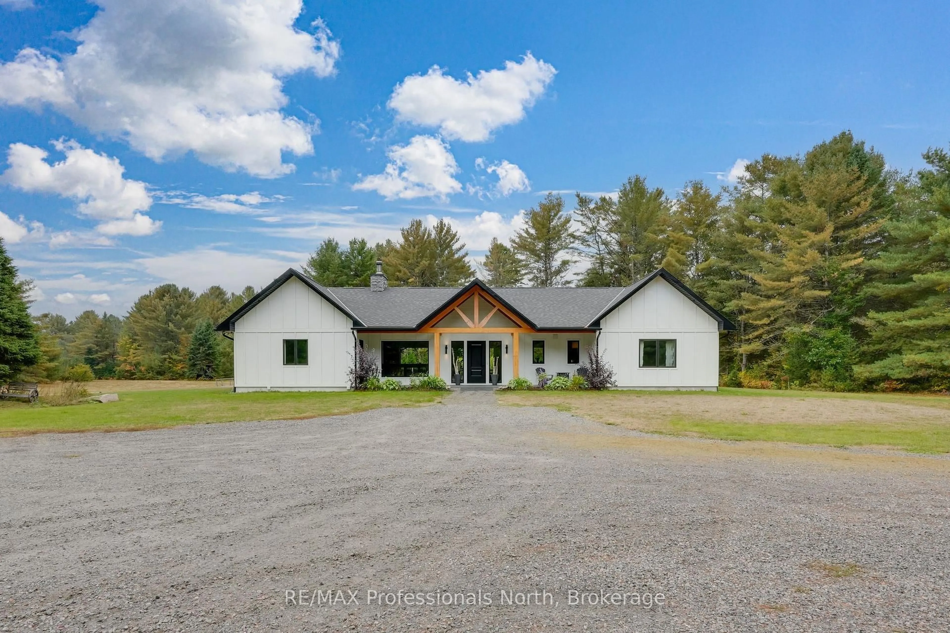 A pic from outside/outdoor area/front of a property/back of a property/a pic from drone, building for 1064 Naismith Rd, Bracebridge Ontario P1L 1X4