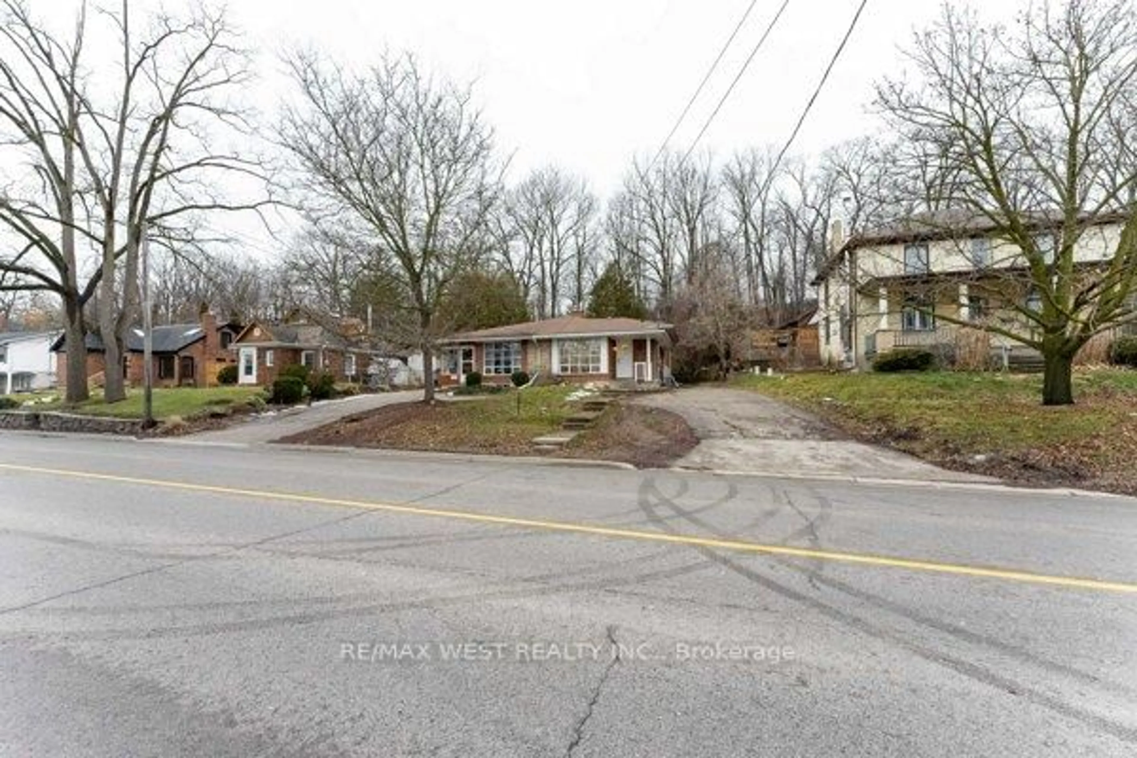 A pic from outside/outdoor area/front of a property/back of a property/a pic from drone, street for 368 Fountain St, Cambridge Ontario N3H 1J3