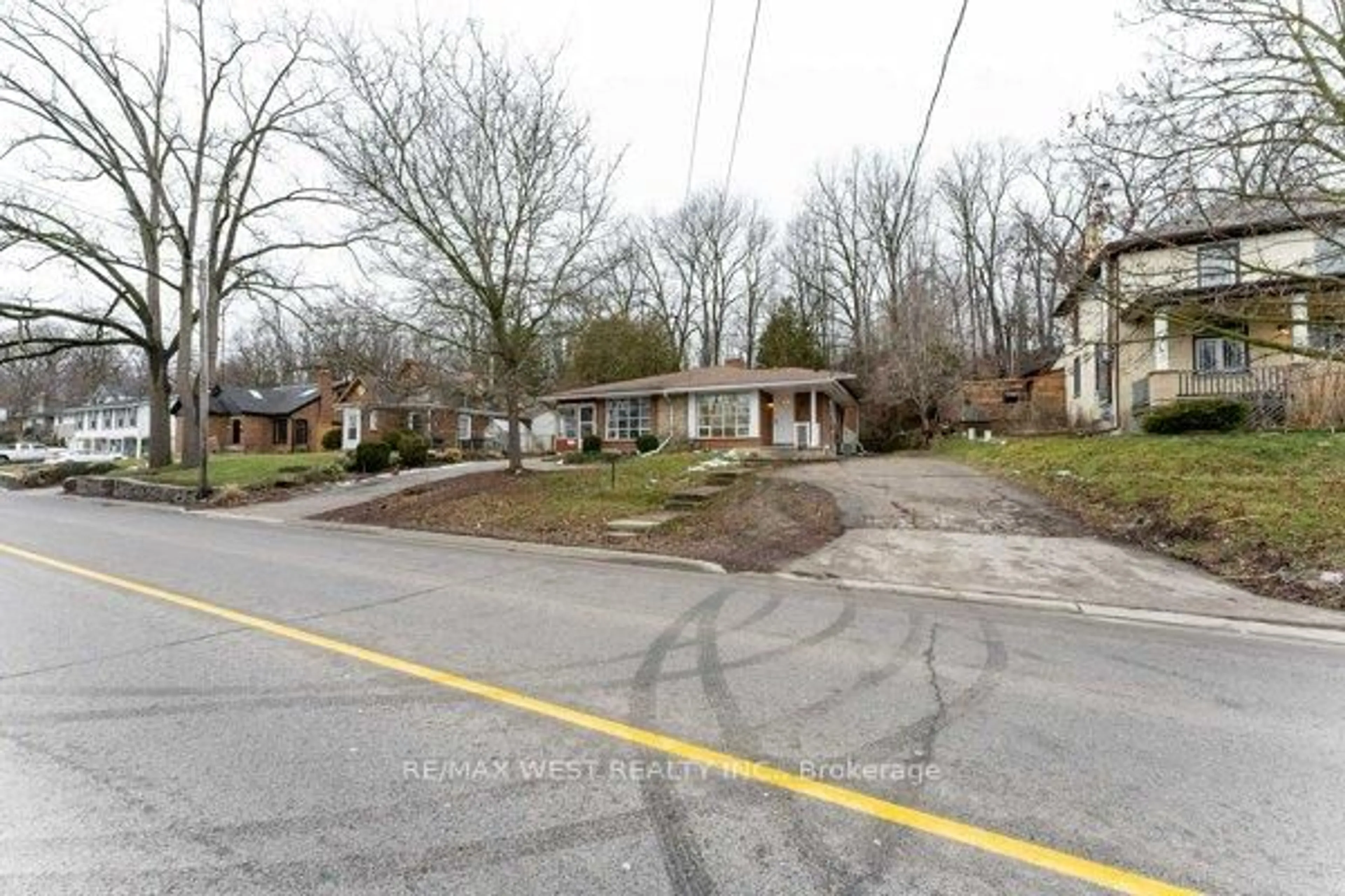 A pic from outside/outdoor area/front of a property/back of a property/a pic from drone, street for 368 Fountain St, Cambridge Ontario N3H 1J3
