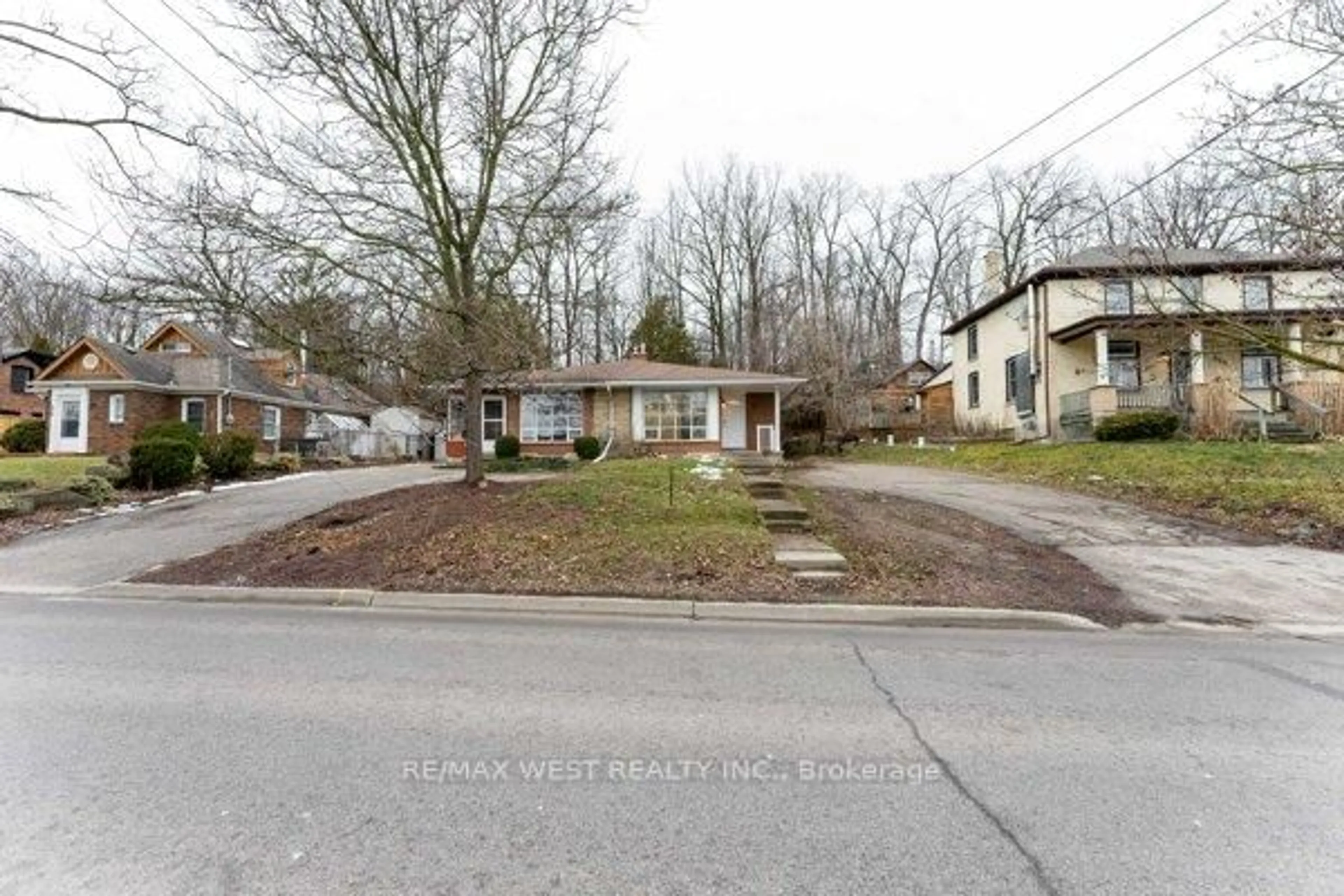 A pic from outside/outdoor area/front of a property/back of a property/a pic from drone, street for 368 Fountain St, Cambridge Ontario N3H 1J3
