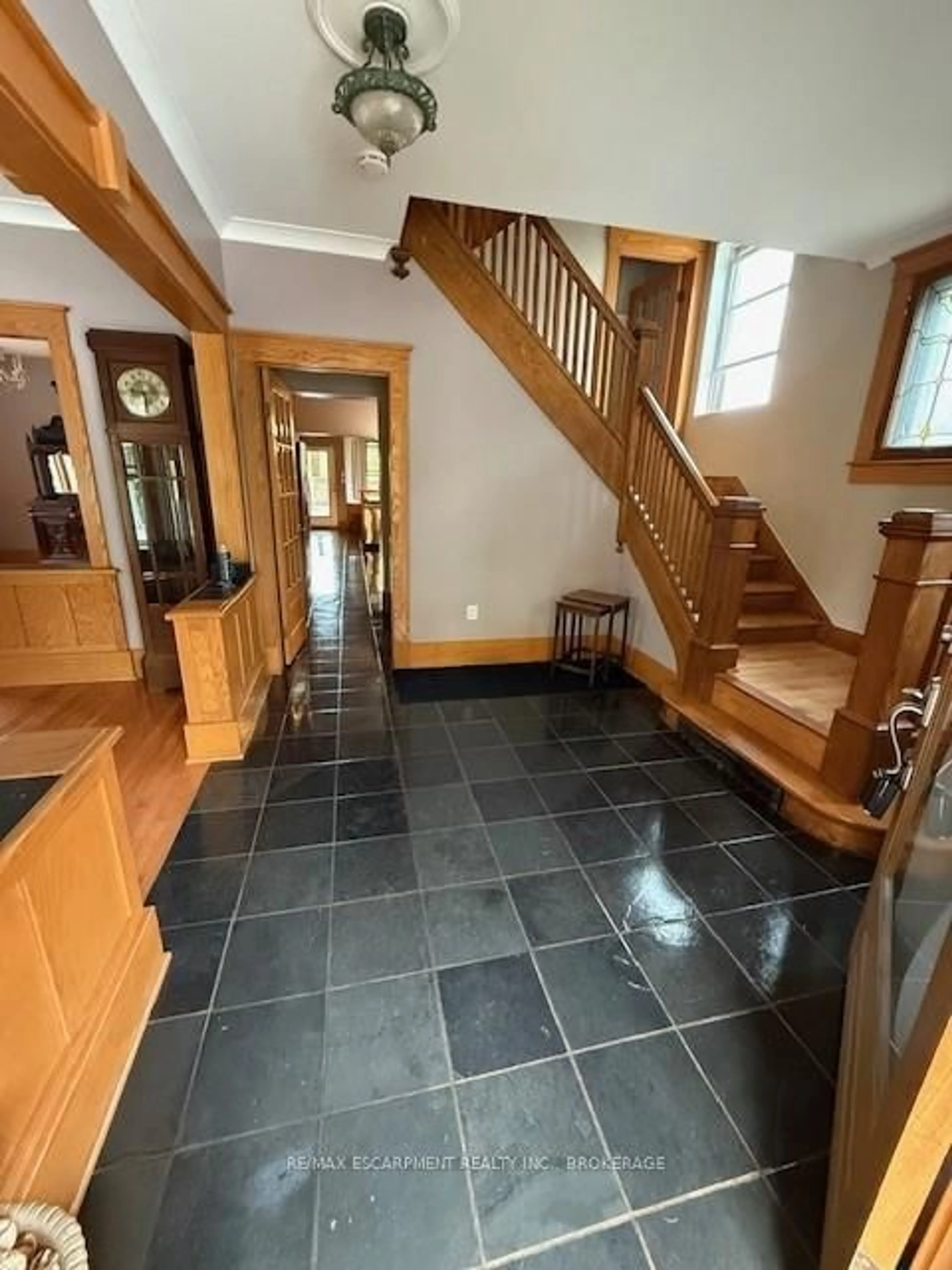 Indoor foyer for 4915 King St, Lincoln Ontario L0R 1B0