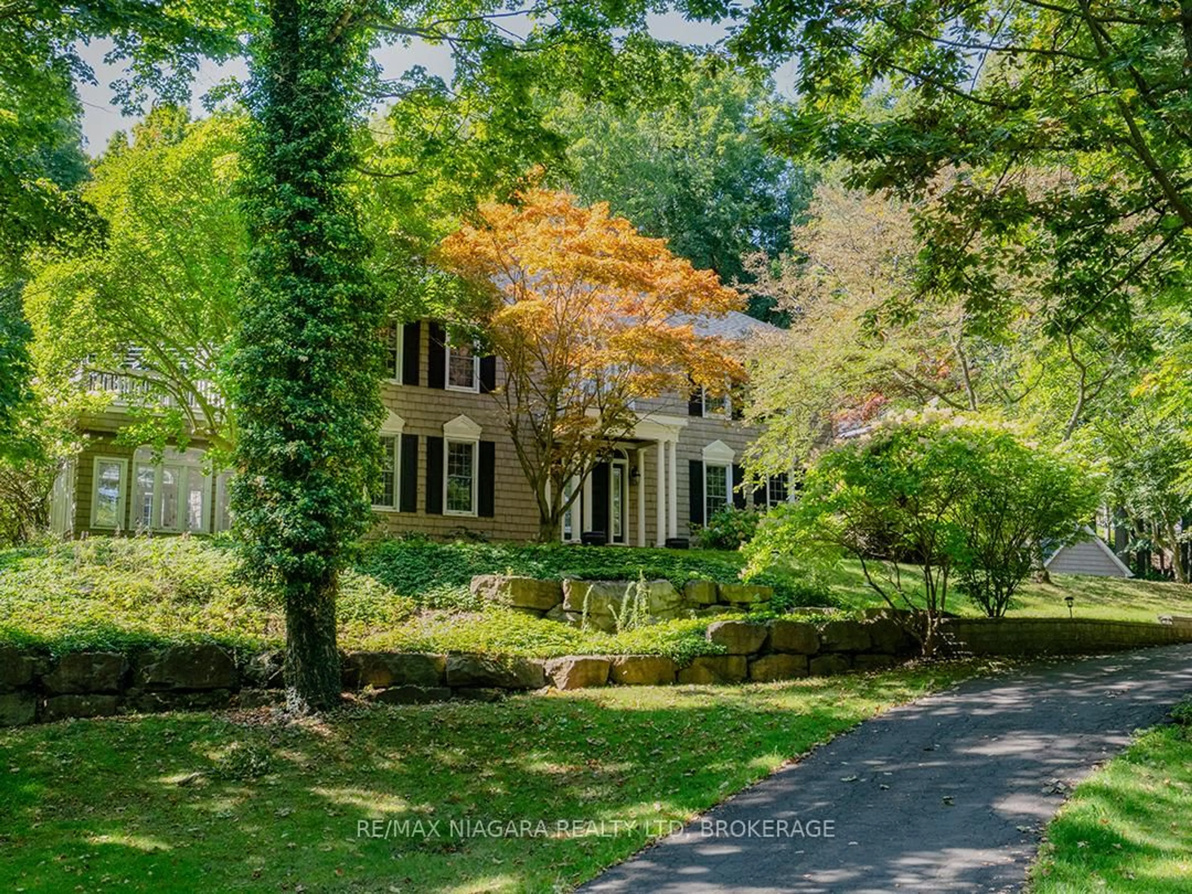 A pic from outside/outdoor area/front of a property/back of a property/a pic from drone, street for 10187 Lakeshore Rd, Wainfleet Ontario L3K 5V4