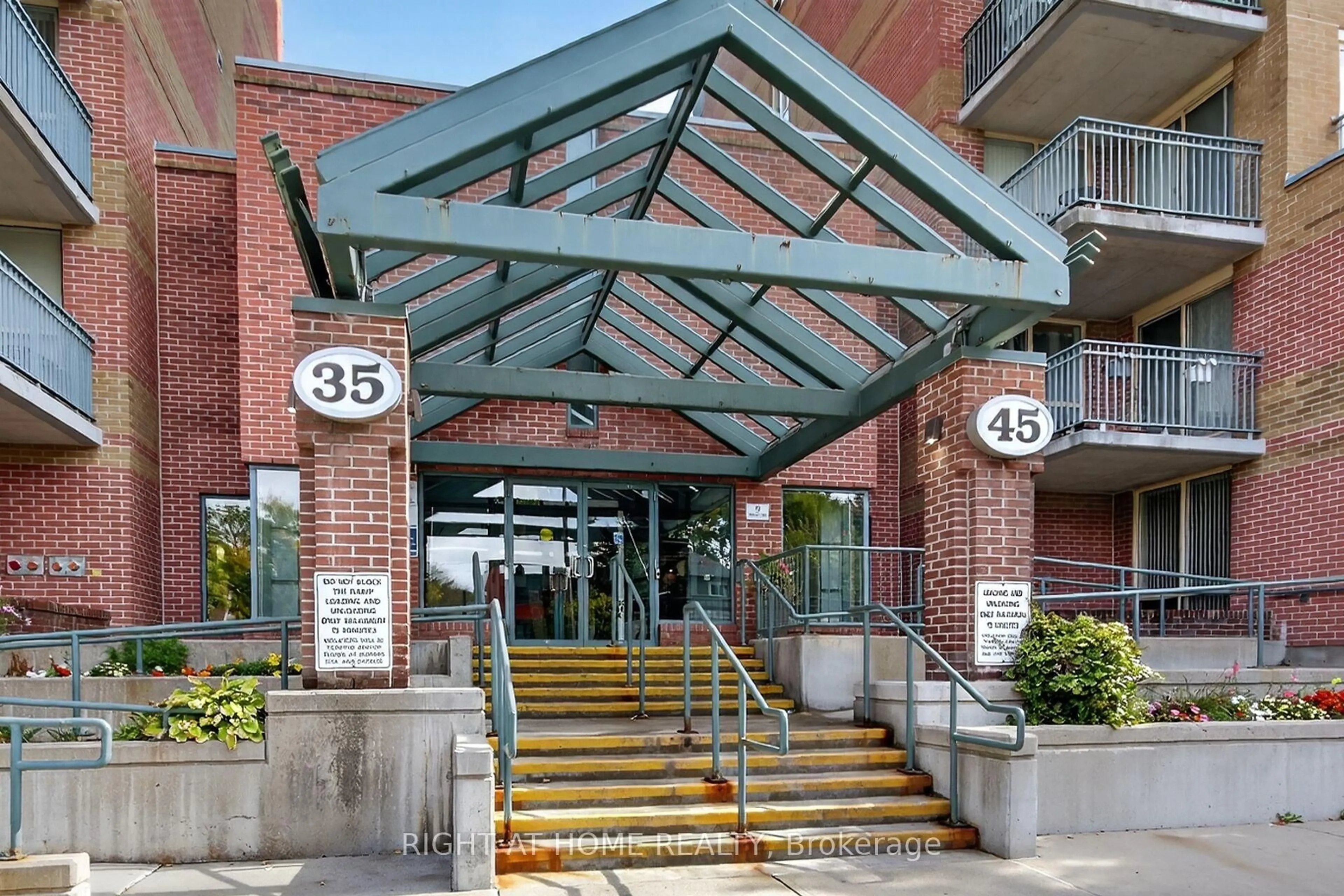 Indoor foyer for 35 Holland Ave #811, Ottawa Ontario K1Y 4S2