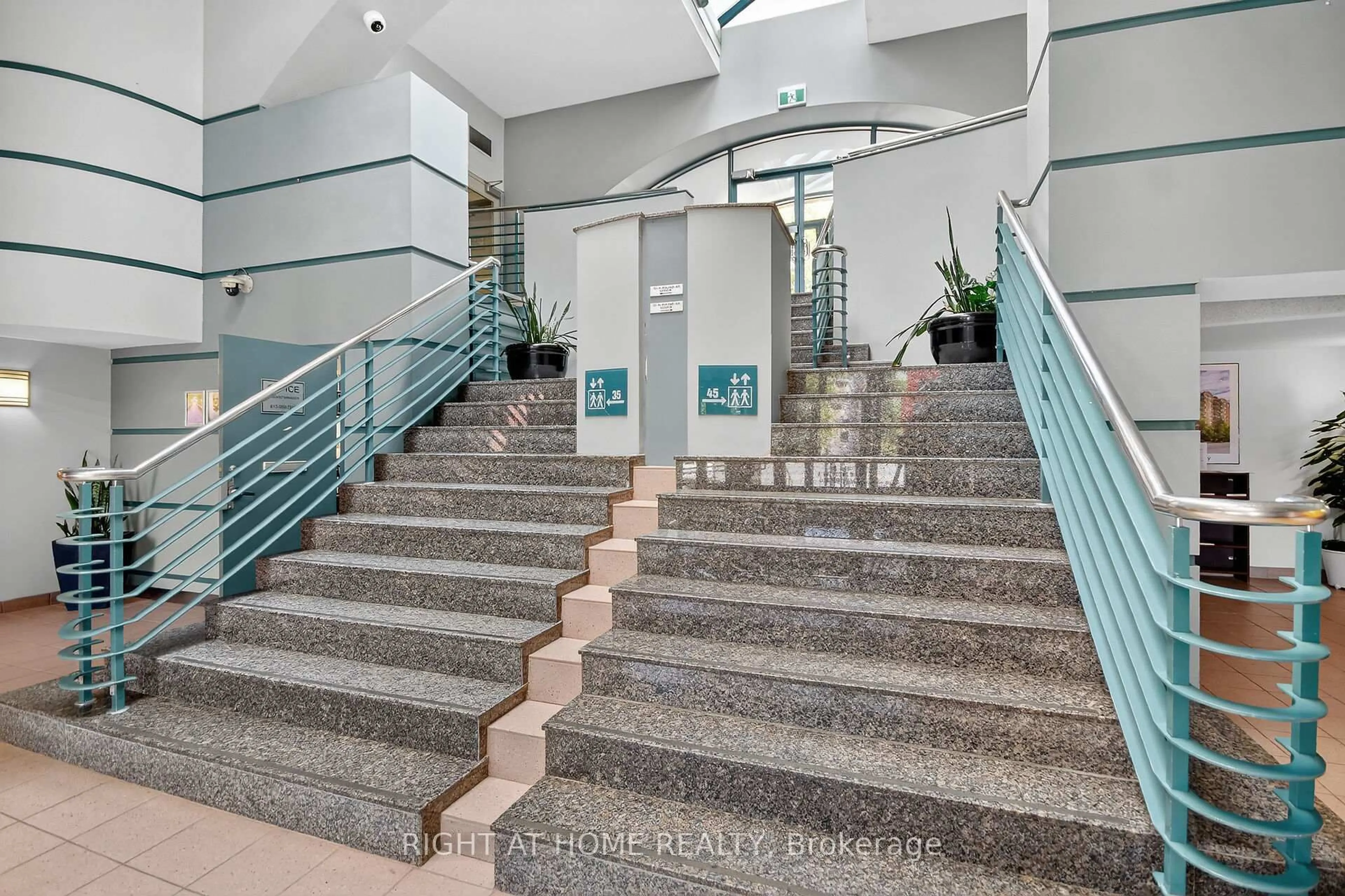 Indoor foyer for 35 Holland Ave #811, Ottawa Ontario K1Y 4S2