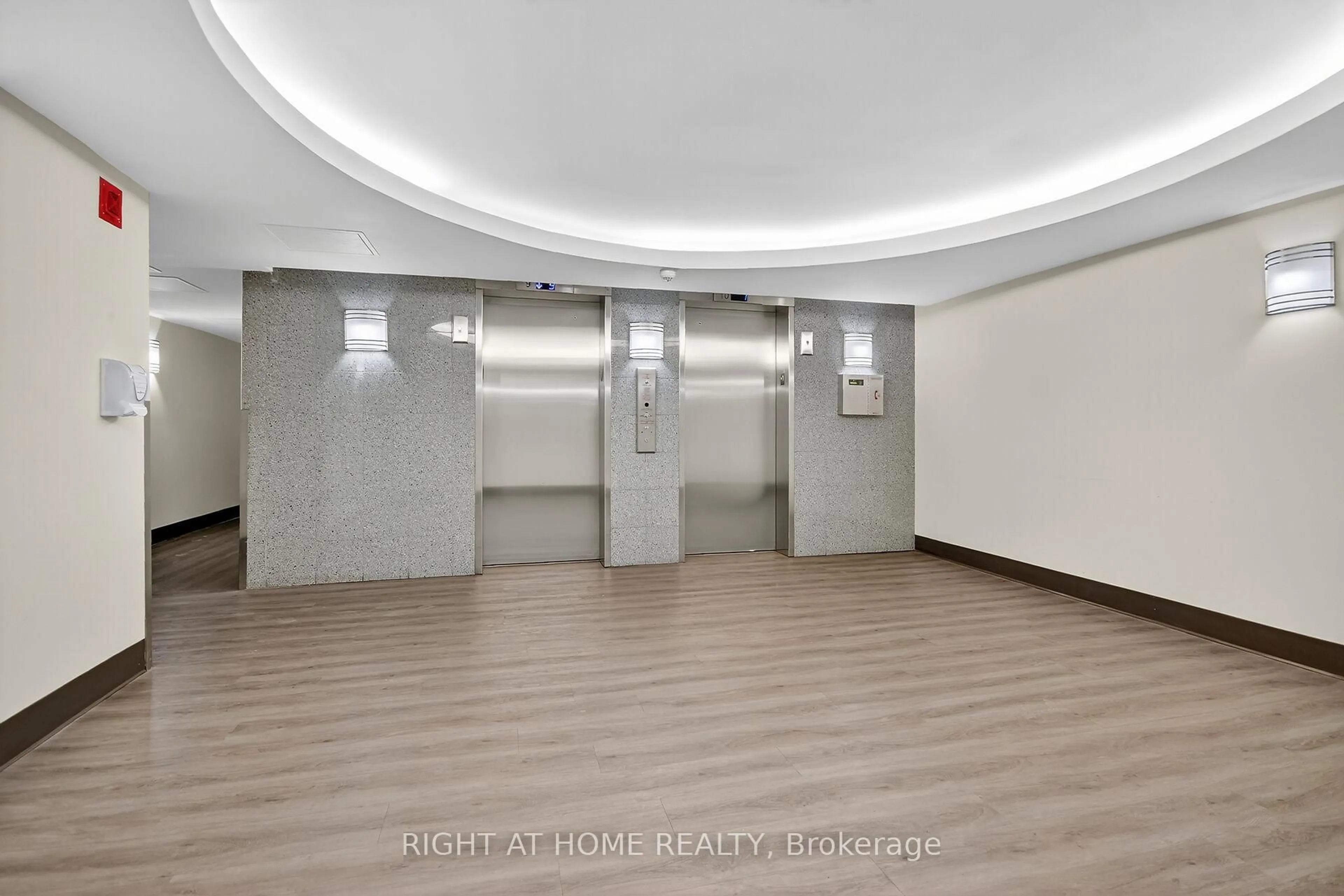Indoor foyer for 35 Holland Ave #811, Ottawa Ontario K1Y 4S2