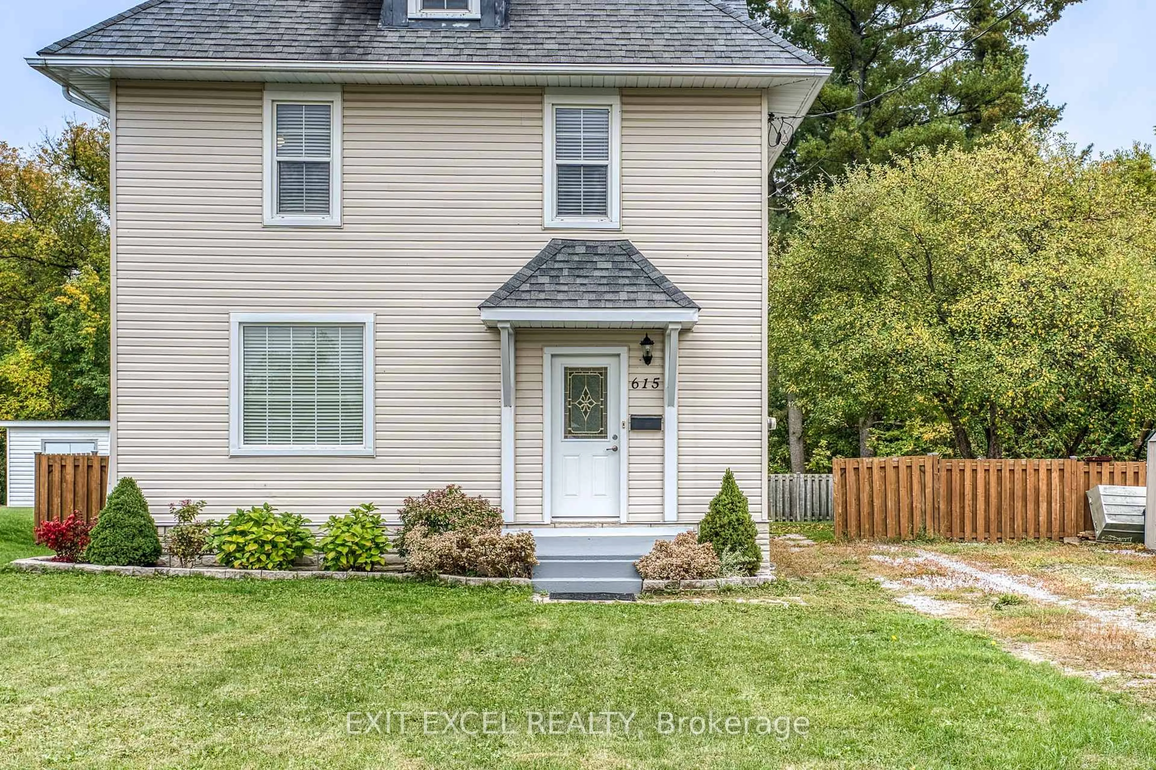Home with vinyl exterior material, street for 615 Moffat St, Pembroke Ontario K8A 3Y2