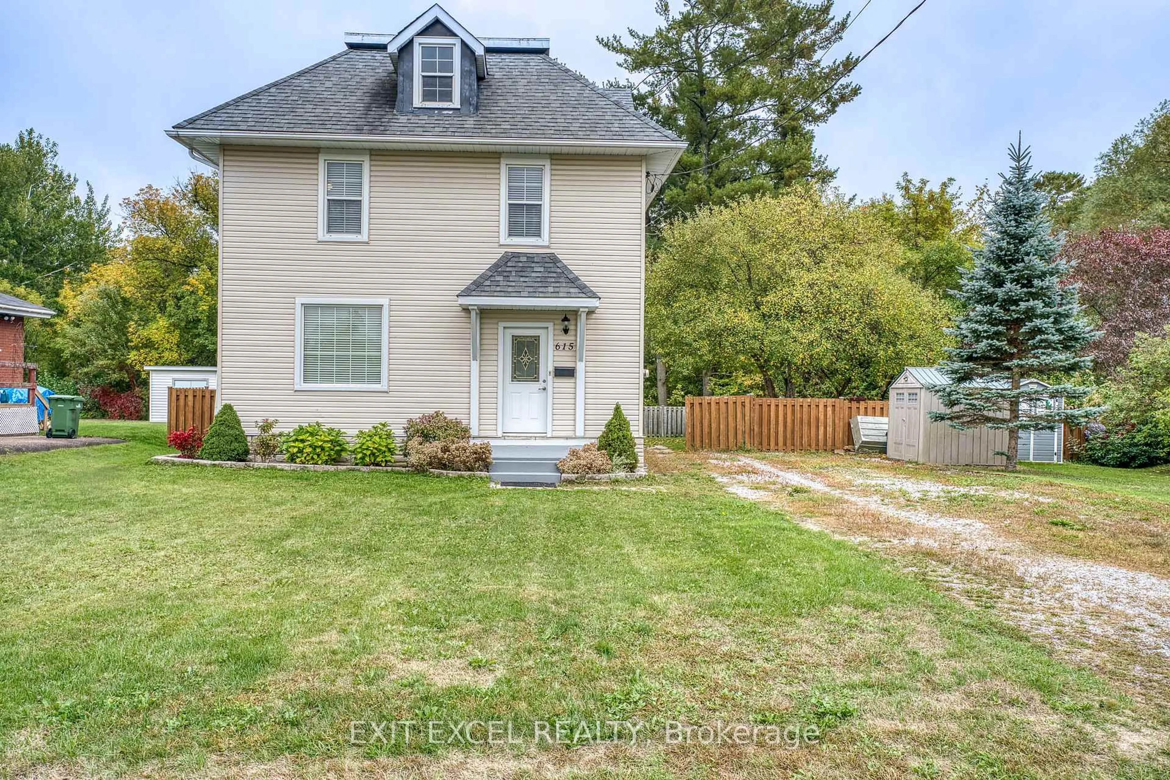 A pic from outside/outdoor area/front of a property/back of a property/a pic from drone, street for 615 Moffat St, Pembroke Ontario K8A 3Y2