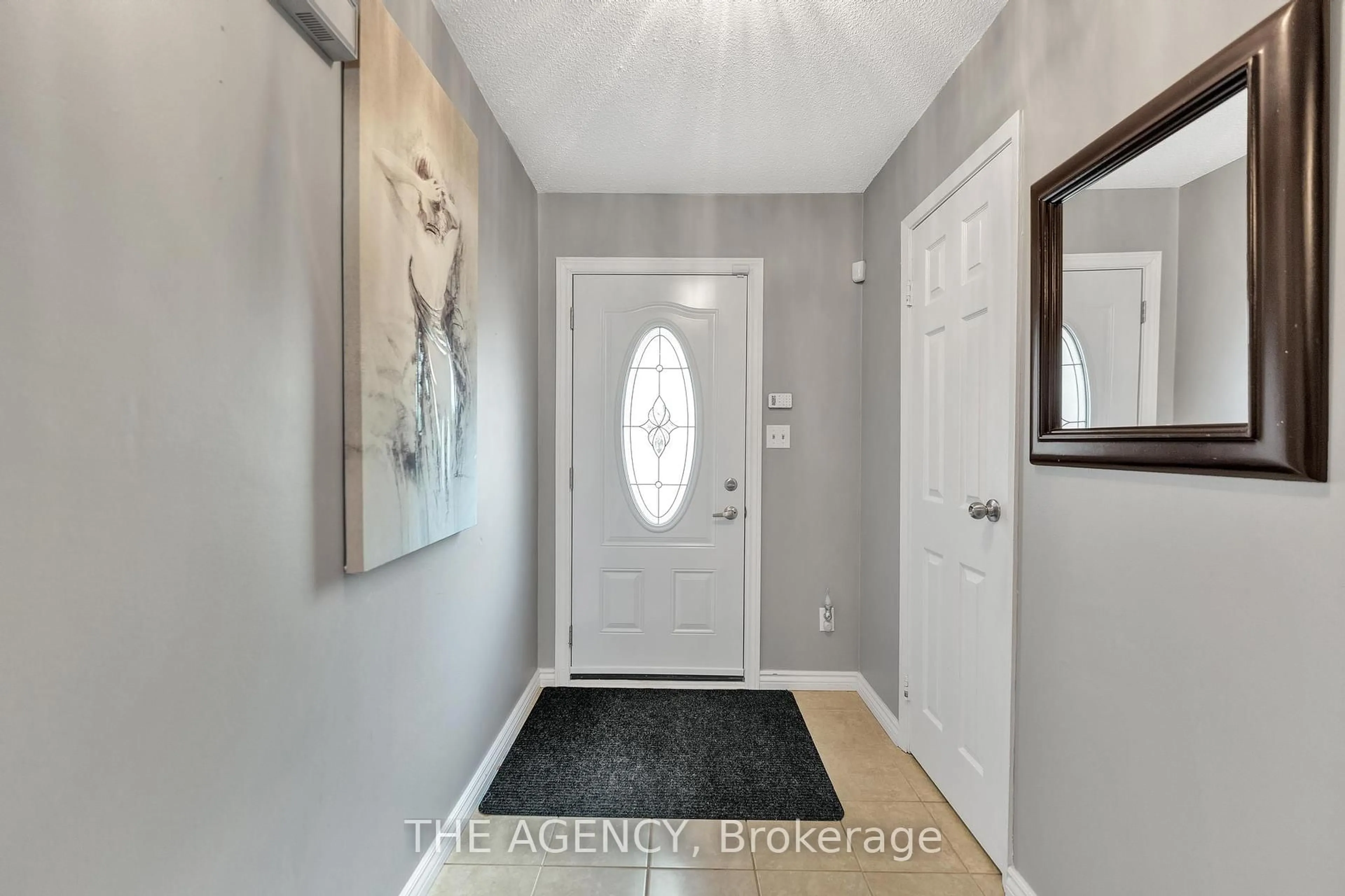 Indoor entryway for 860 Rymal Rd #48, Hamilton Ontario L8W 2X6