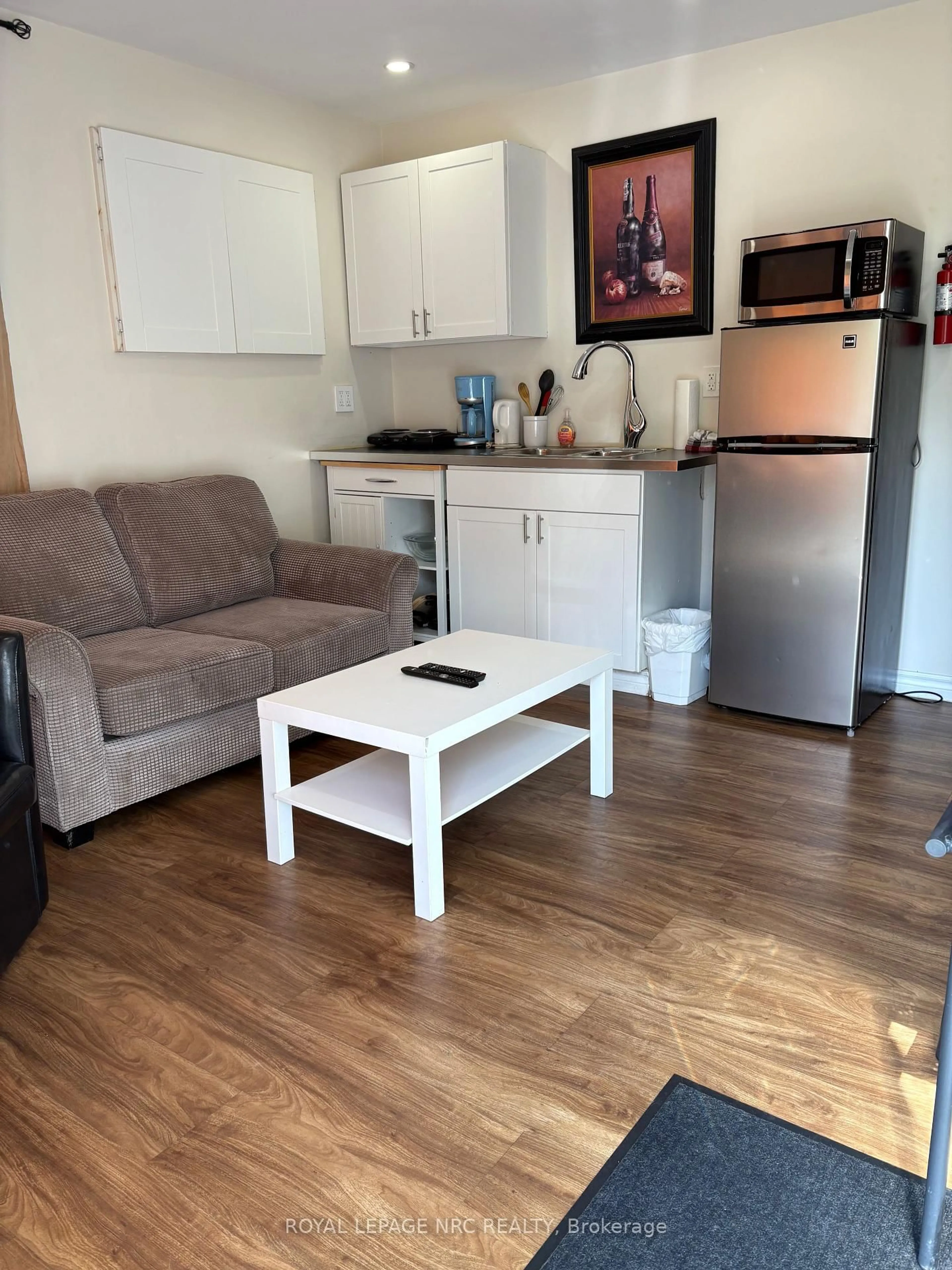 A pic of a room for 375 Almond Lane, St. Catharines Ontario L2T 1B9