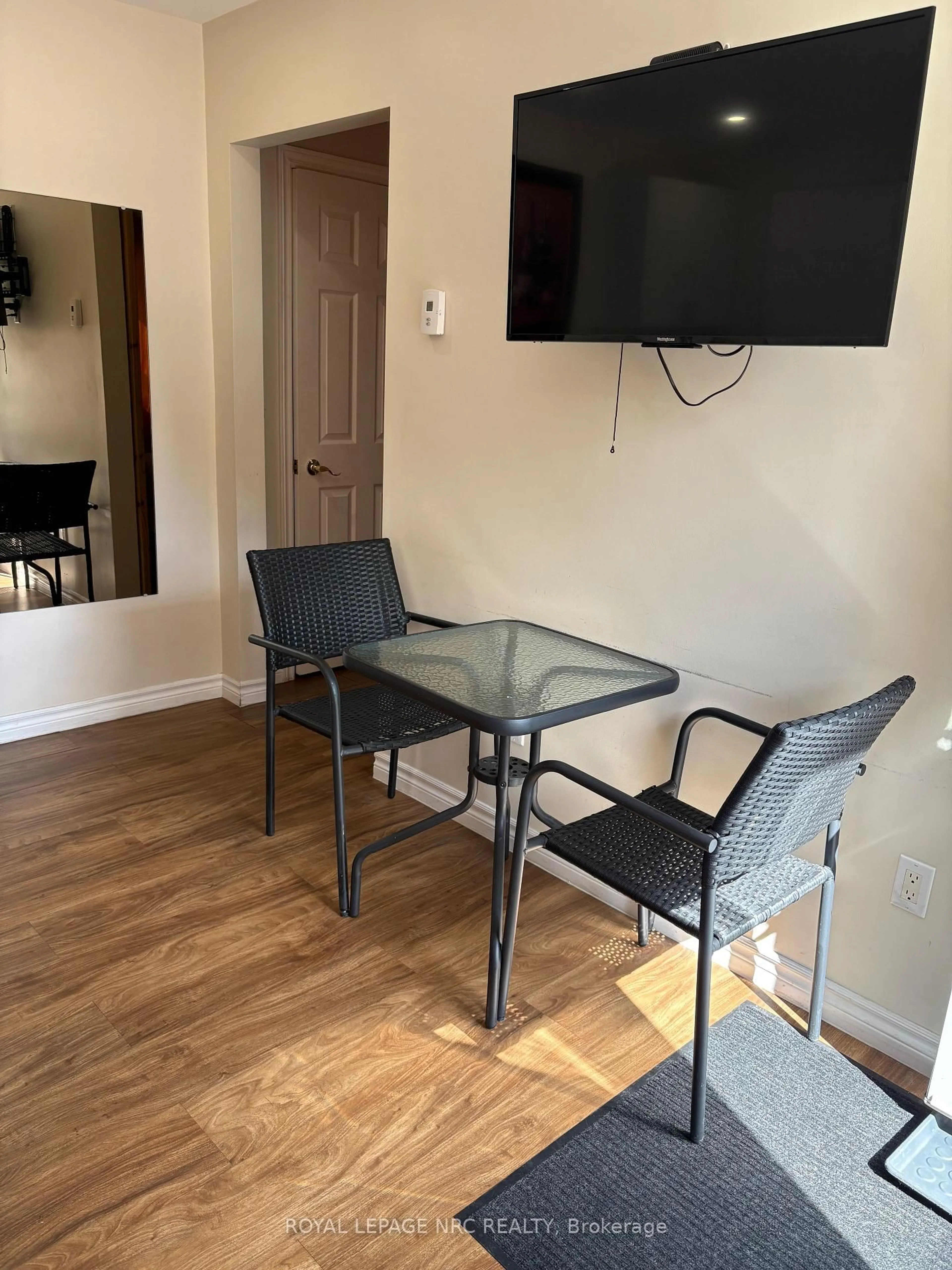 A pic of a room for 375 Almond Lane, St. Catharines Ontario L2T 1B9