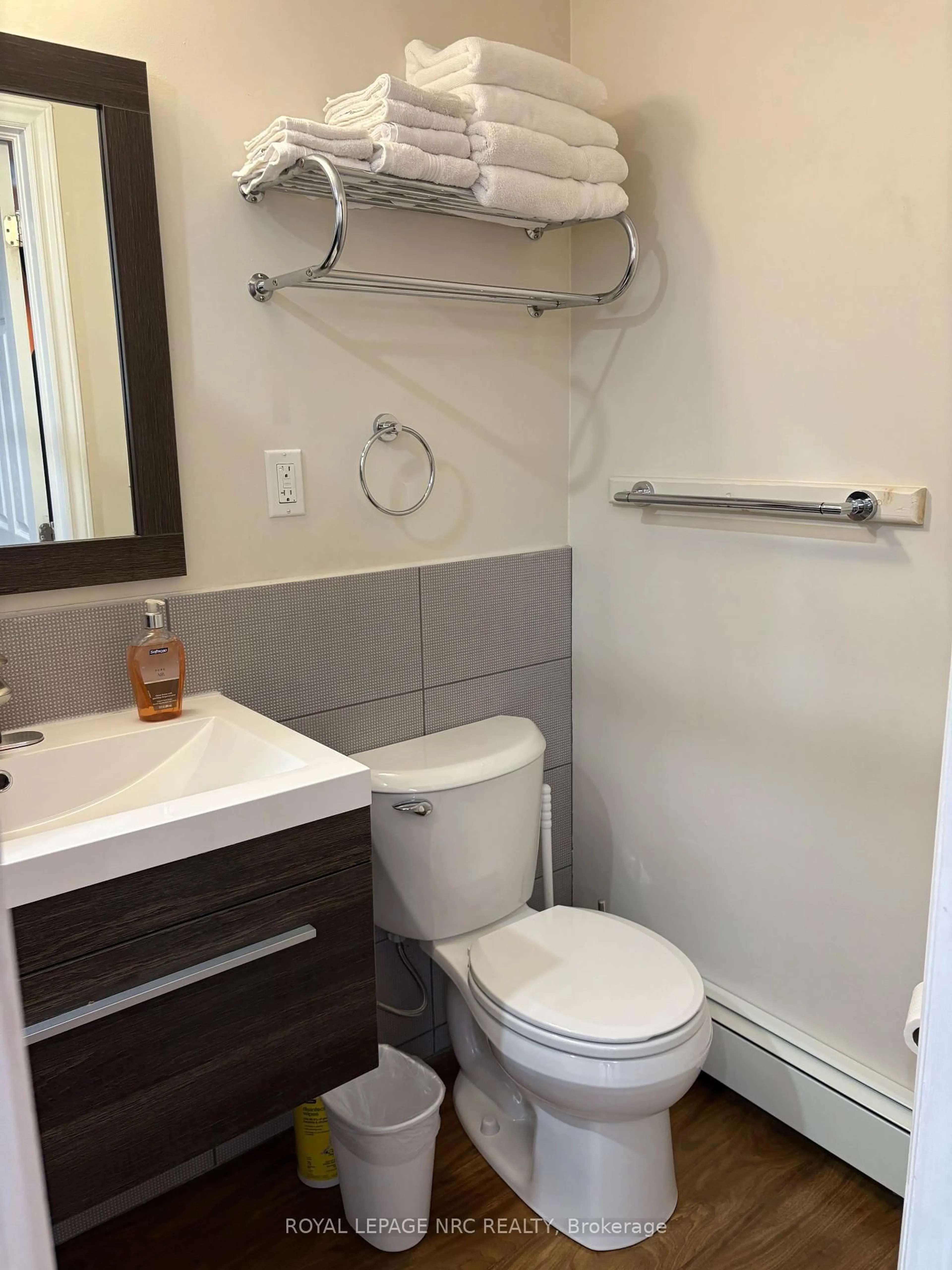 Standard bathroom, unknown for 375 Almond Lane, St. Catharines Ontario L2T 1B9