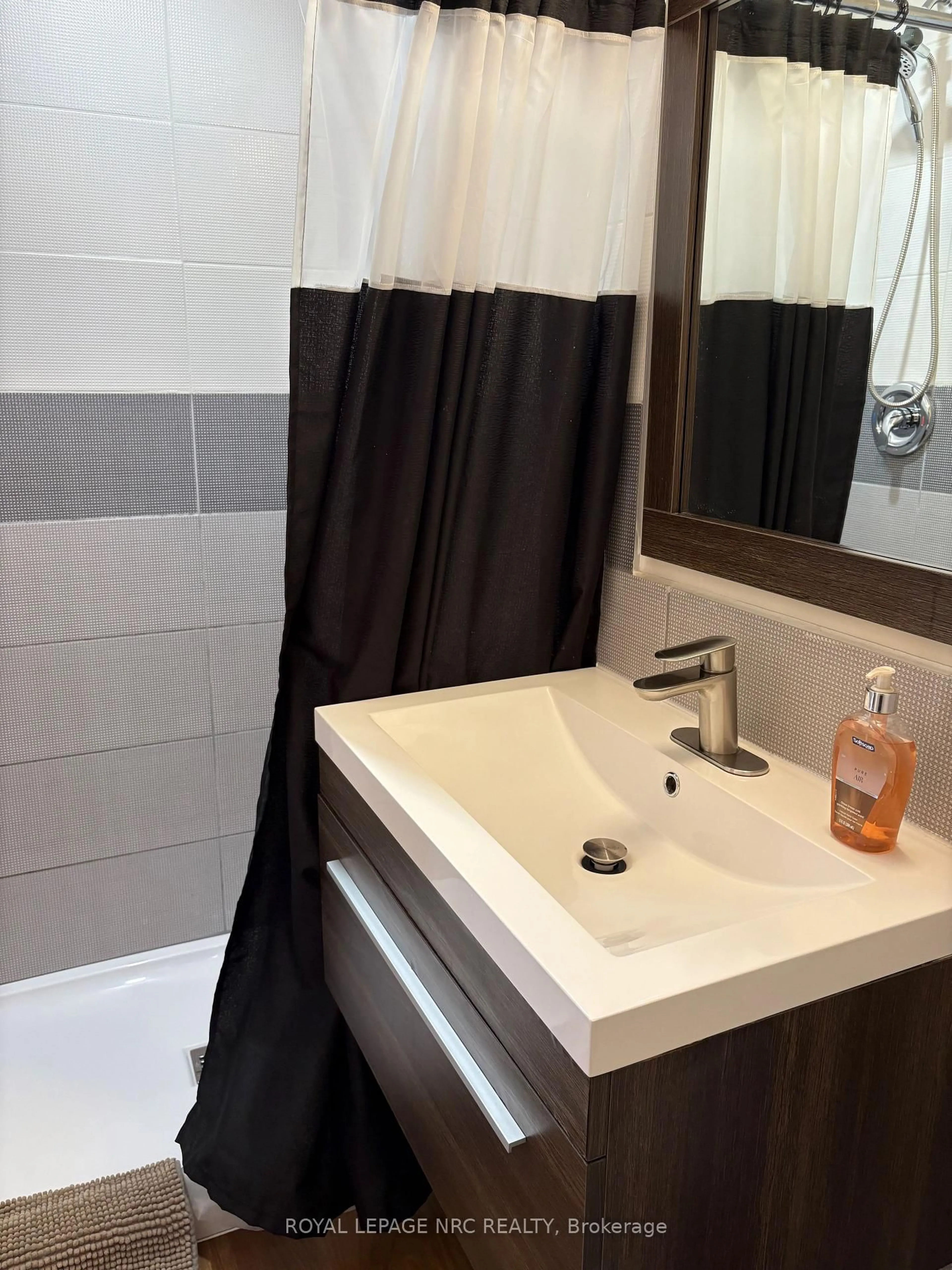 Standard bathroom, ceramic/tile floor for 375 Almond Lane, St. Catharines Ontario L2T 1B9